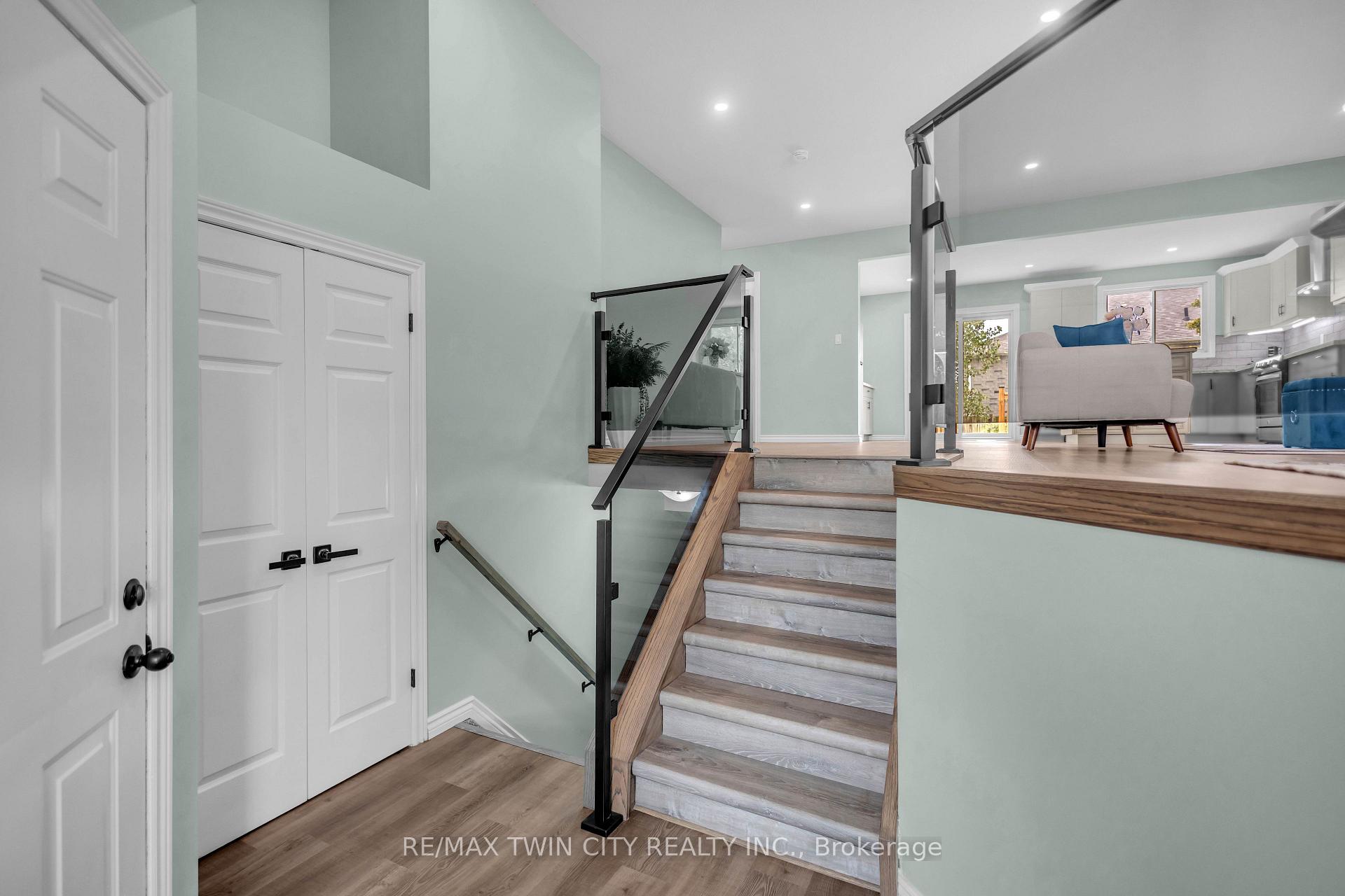 Photo 6 of 4 Dowden Avenue, Brantford, Tutela Heights — HOMEH