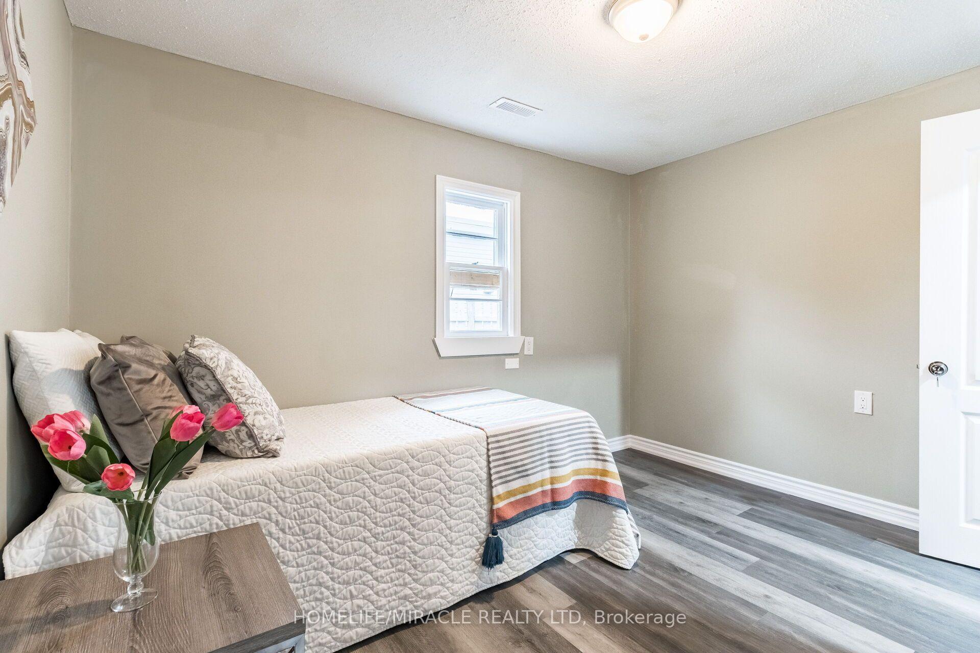 Photo 39 of 15 Spiers Crescent, Cambridge, Galt City Centre — HOMEH