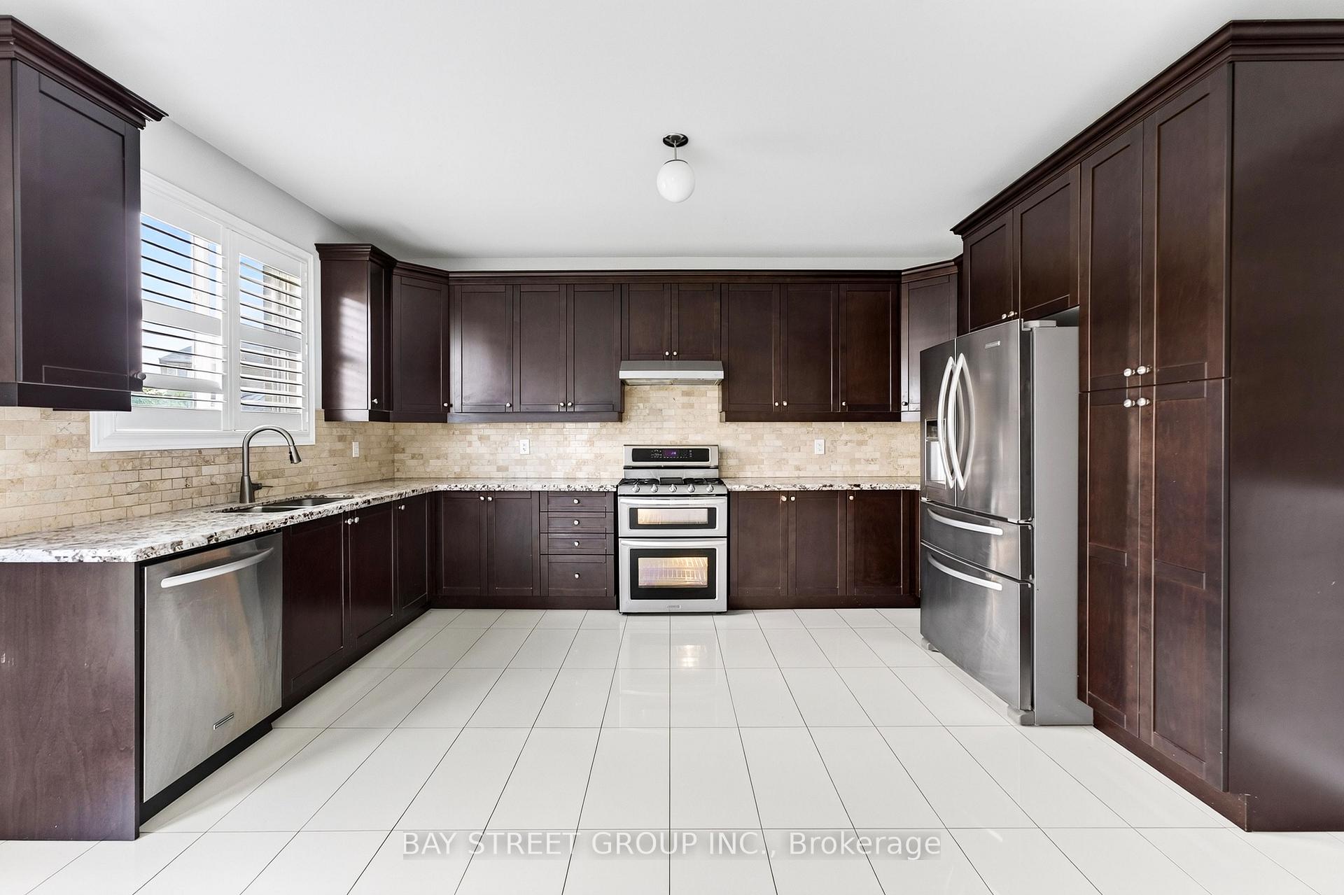 Photo 12 of 45 Abitibi Lake Drive, Brampton, Sandringham-Wellington — HOMEH