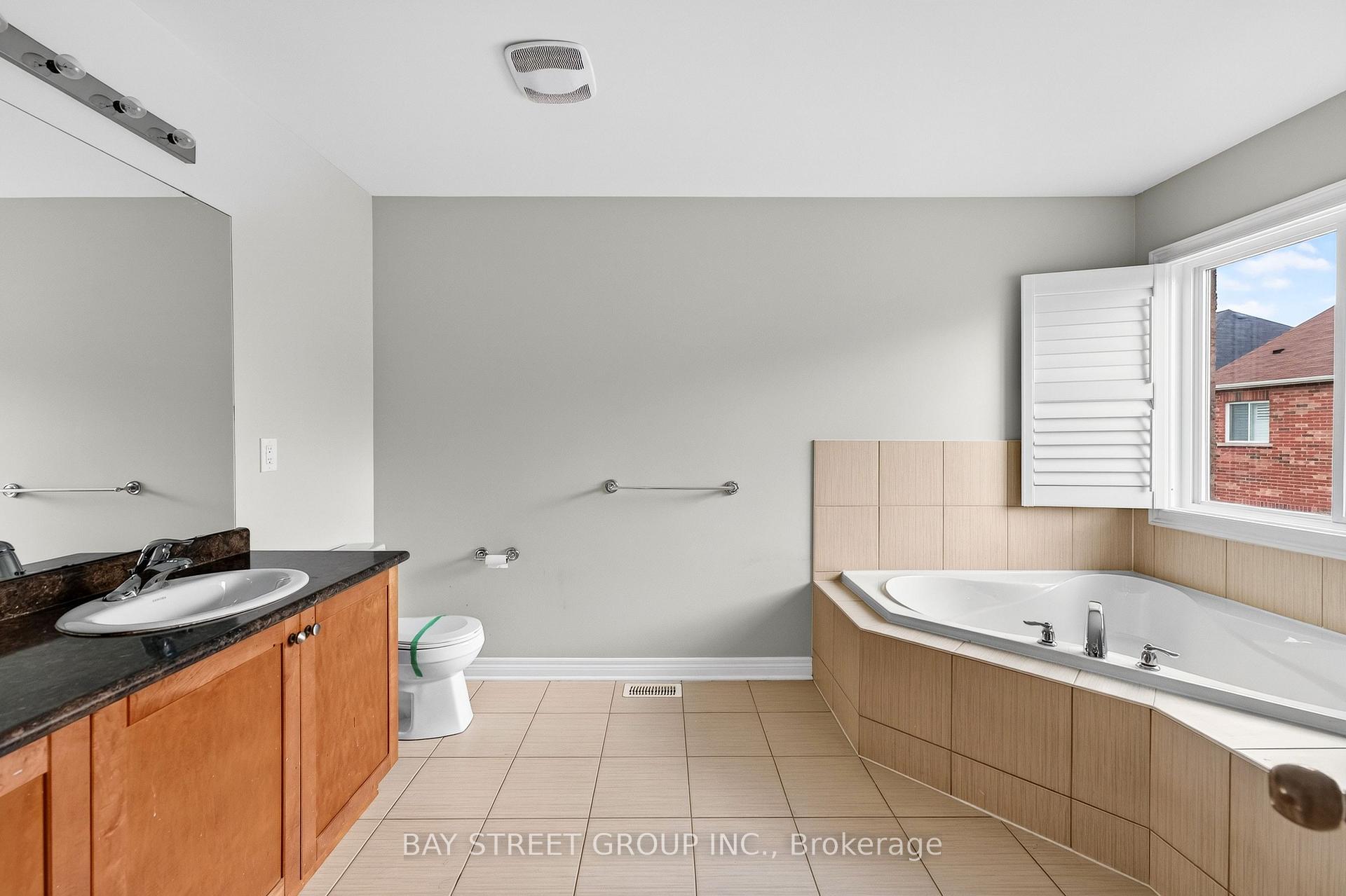 Photo 29 of 45 Abitibi Lake Drive, Brampton, Sandringham-Wellington — HOMEH