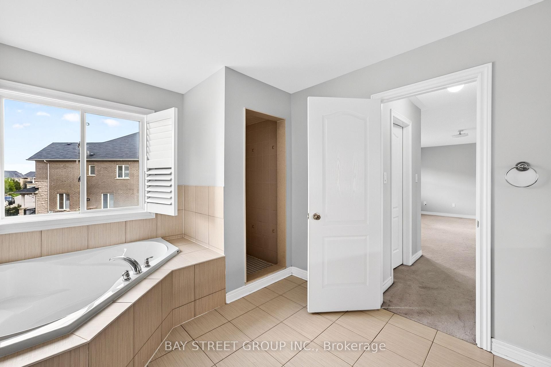 Photo 30 of 45 Abitibi Lake Drive, Brampton, Sandringham-Wellington — HOMEH