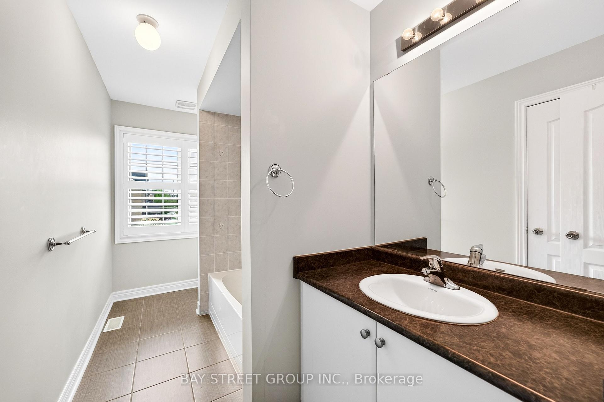 Photo 33 of 45 Abitibi Lake Drive, Brampton, Sandringham-Wellington — HOMEH
