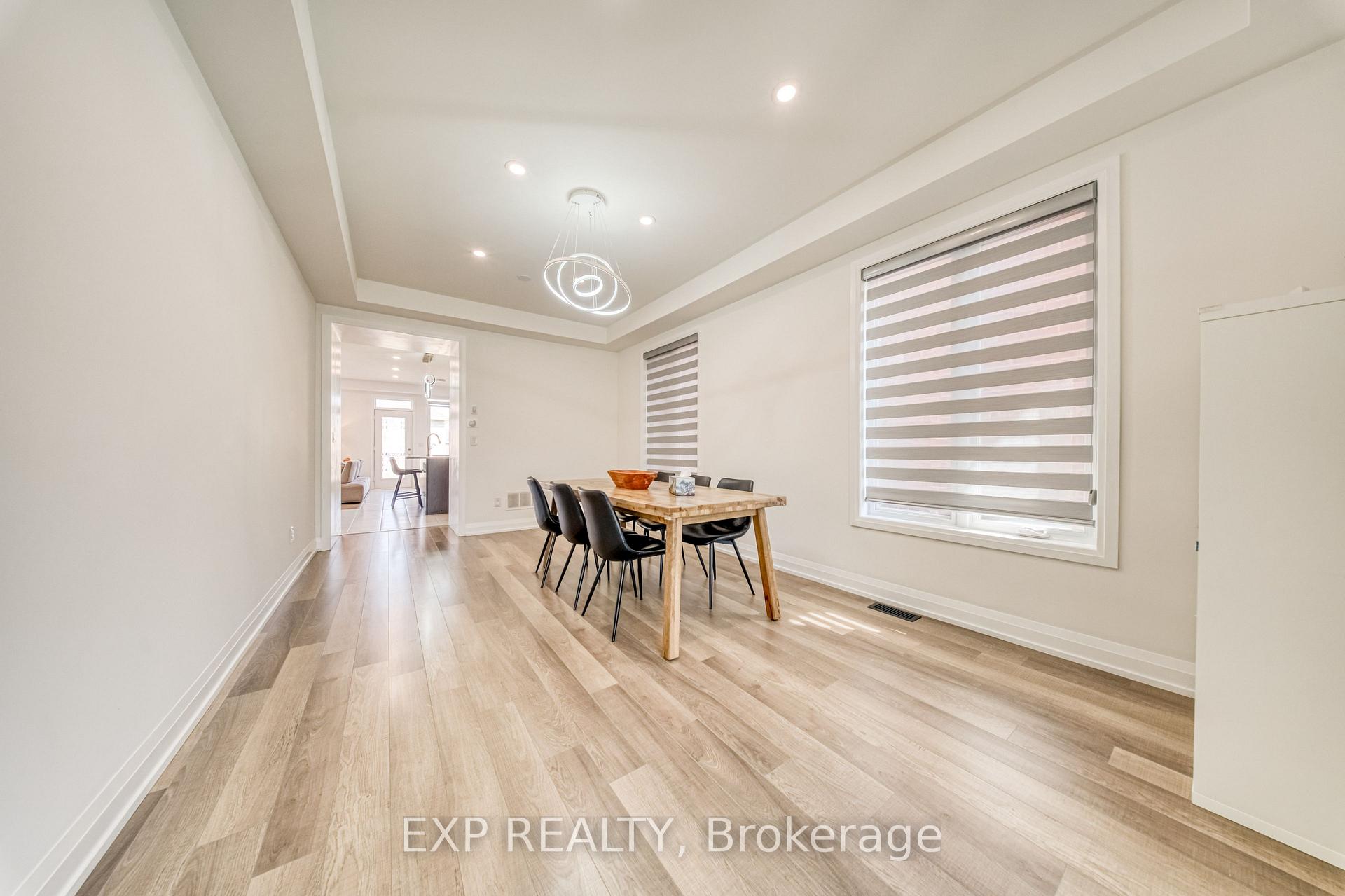 Photo 3 of 8 Prosperity Way, East Gwillimbury, Holland Landing — HOMEH