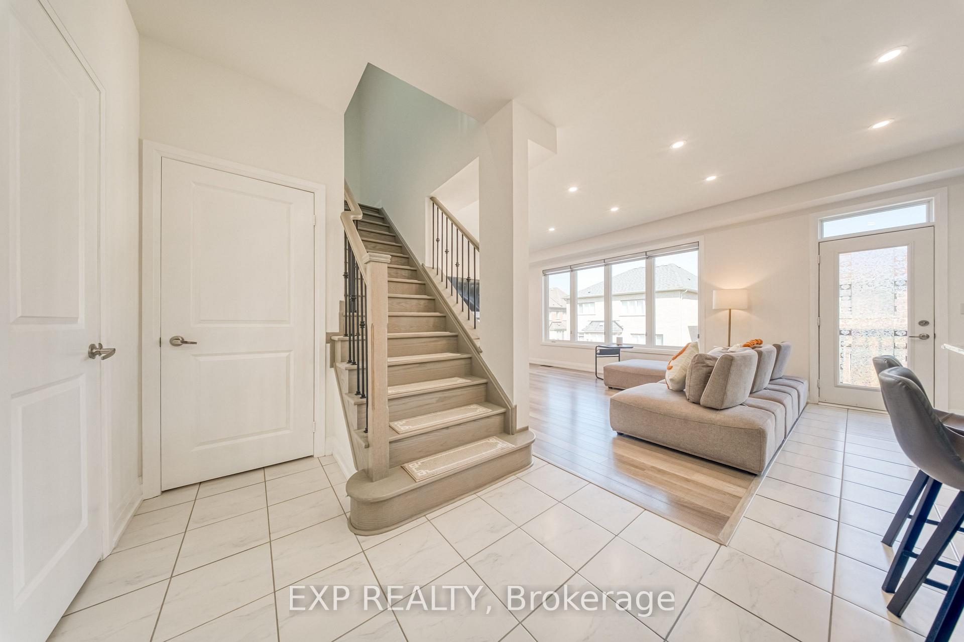 Photo 5 of 8 Prosperity Way, East Gwillimbury, Holland Landing — HOMEH