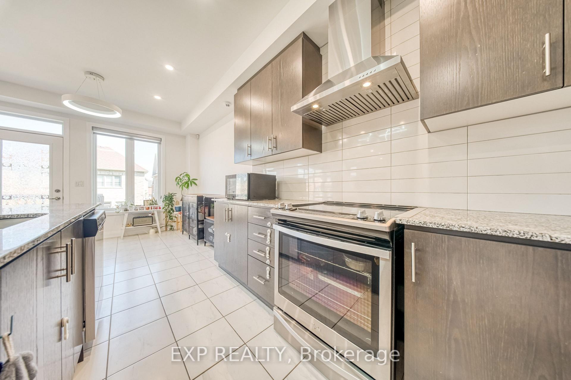 Photo 7 of 8 Prosperity Way, East Gwillimbury, Holland Landing — HOMEH