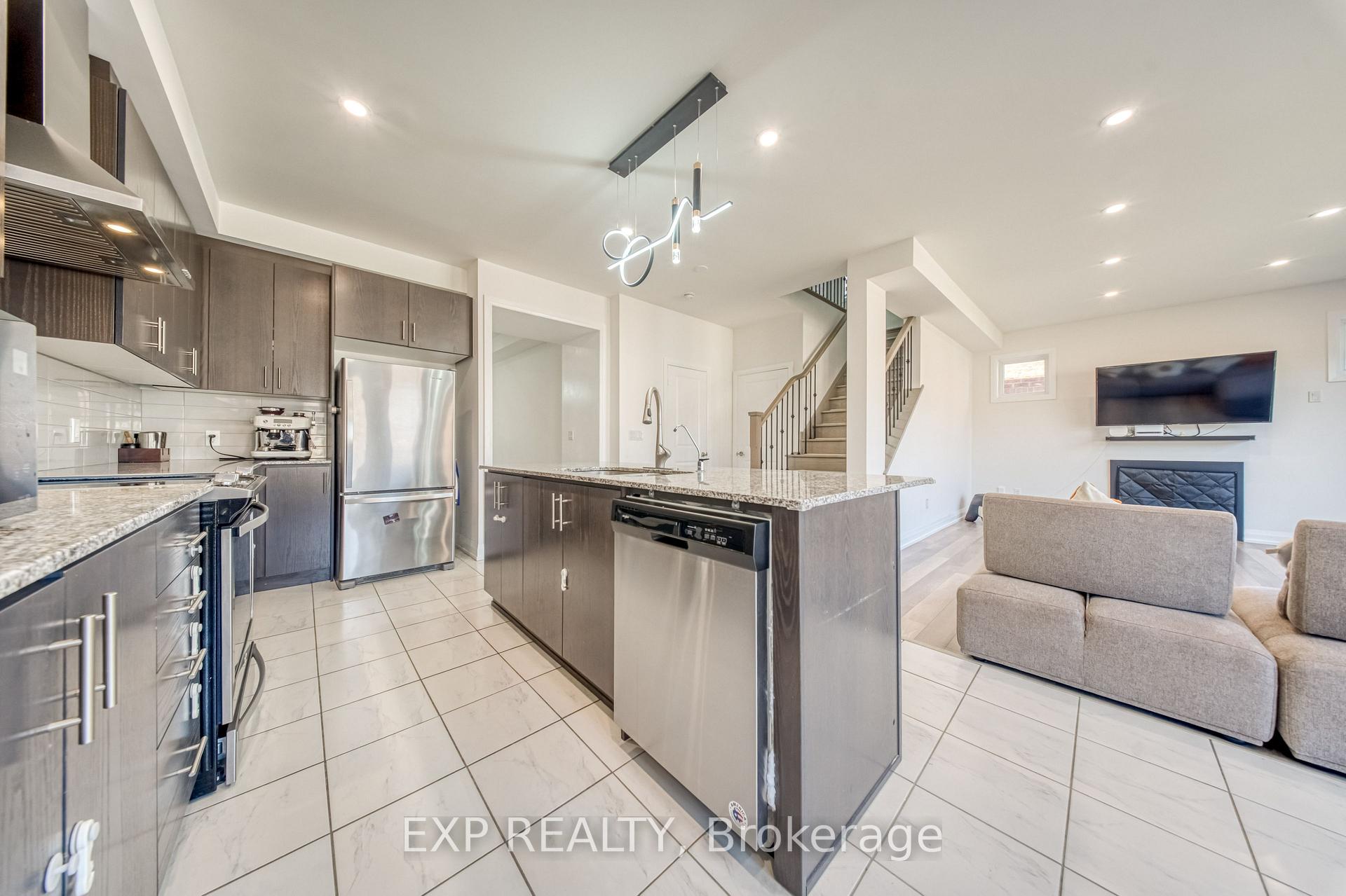 Photo 9 of 8 Prosperity Way, East Gwillimbury, Holland Landing — HOMEH