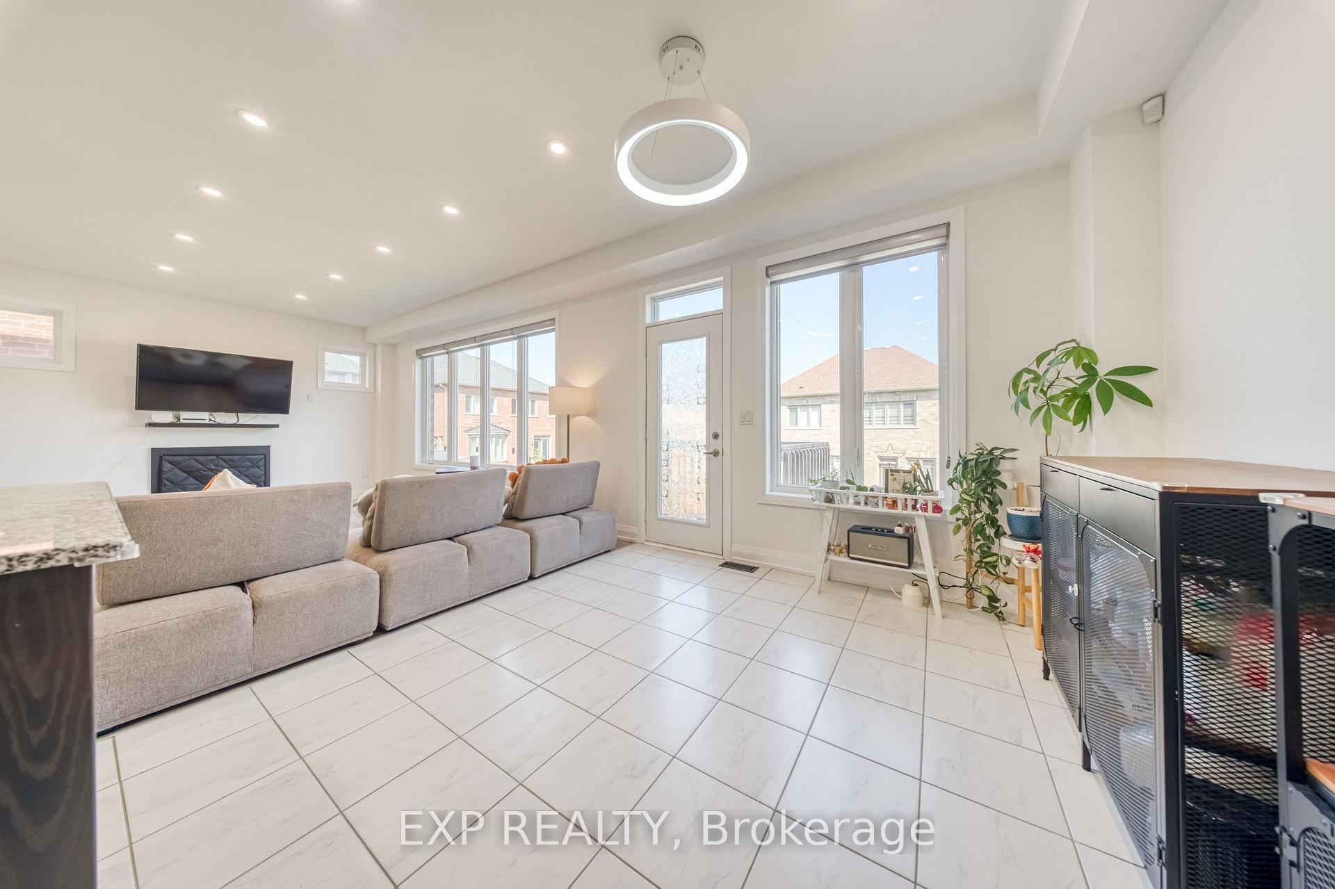 Photo 10 of 8 Prosperity Way, East Gwillimbury, Holland Landing — HOMEH