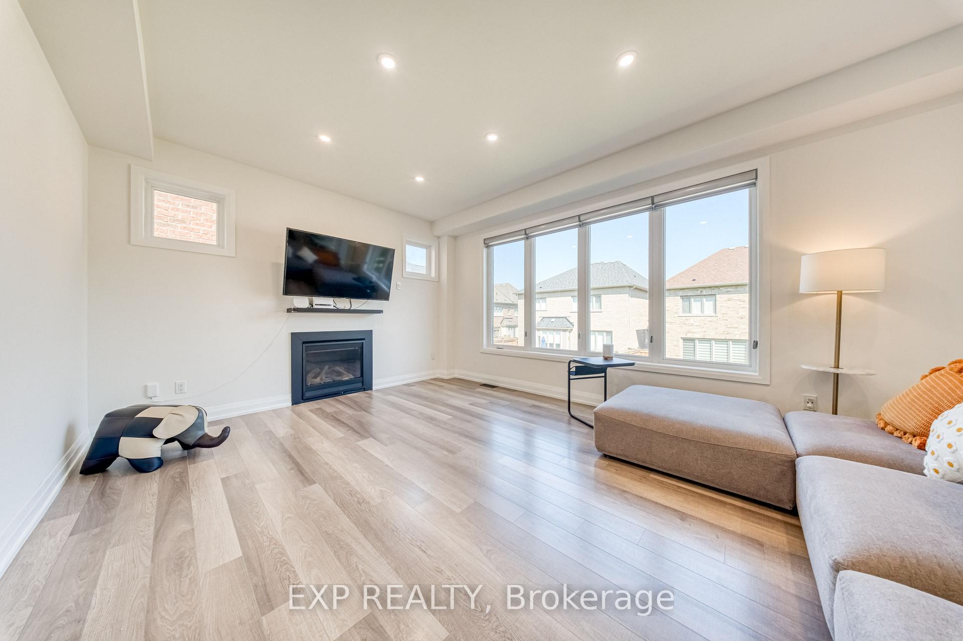 Photo 12 of 8 Prosperity Way, East Gwillimbury, Holland Landing — HOMEH