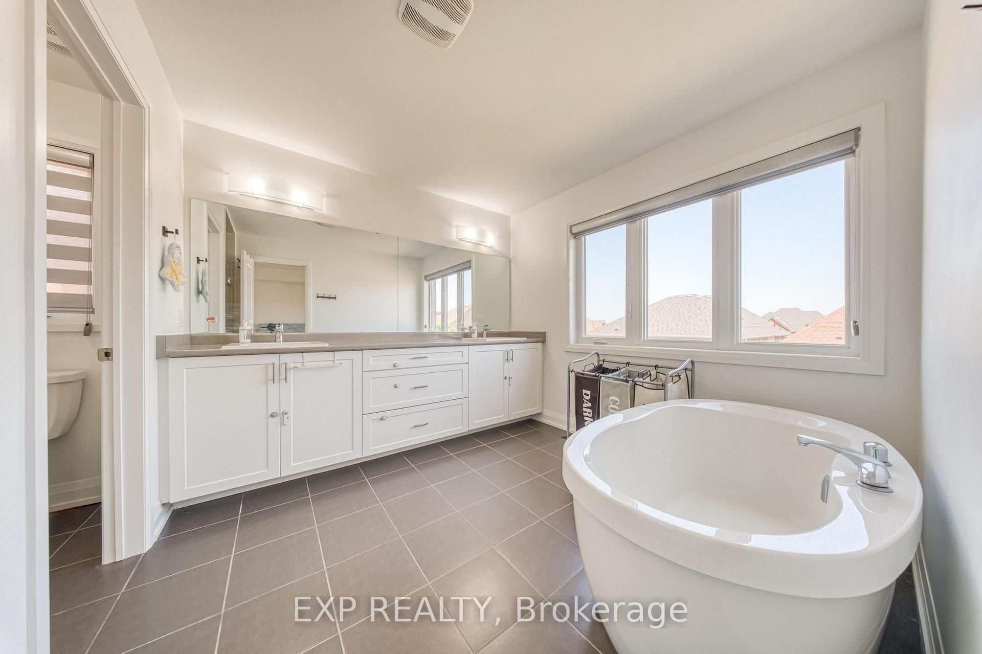 Photo 18 of 8 Prosperity Way, East Gwillimbury, Holland Landing — HOMEH