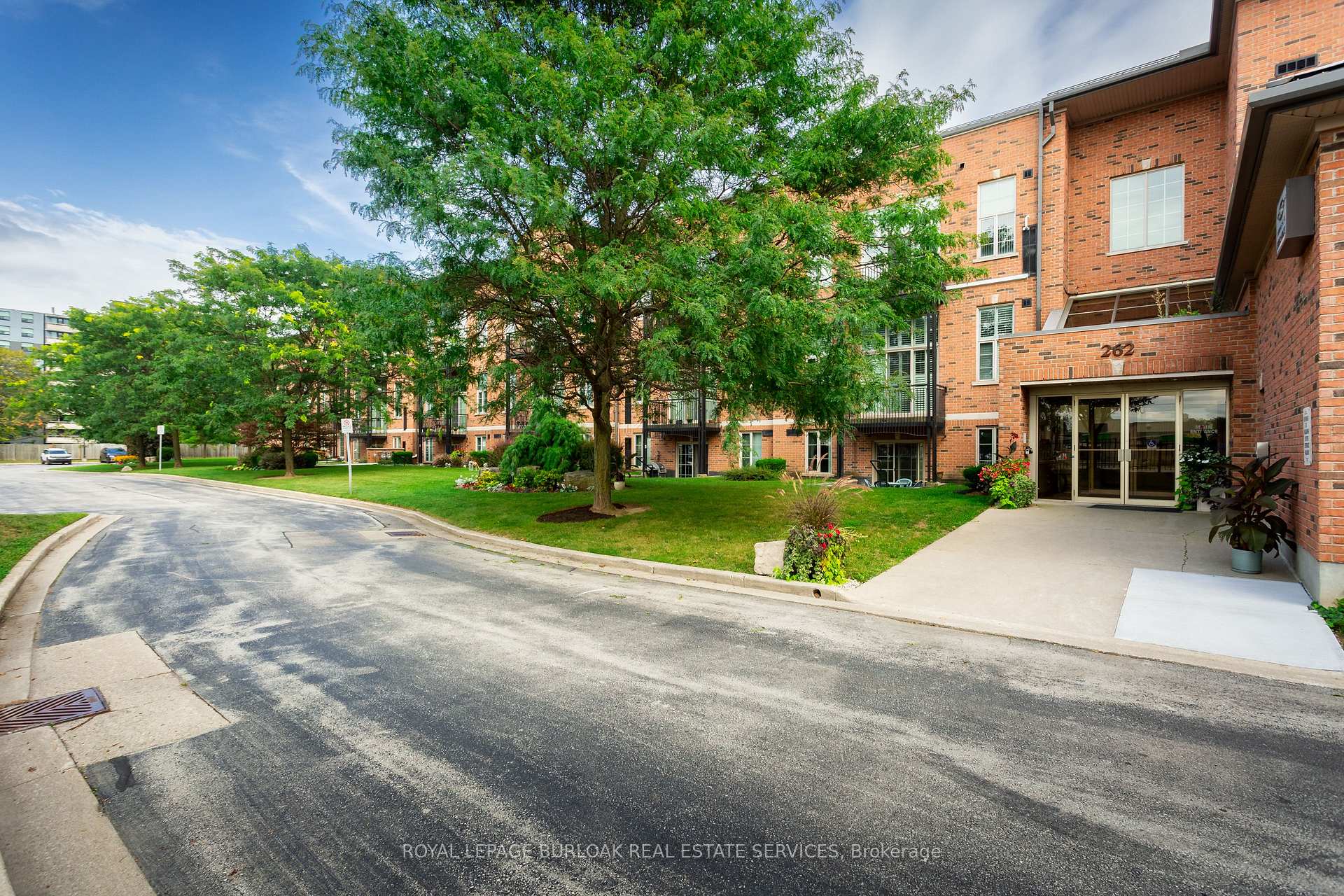 Photo 3 of Unit 111, 262 Dundas Street E, Hamilton, Waterdown — HOMEH
