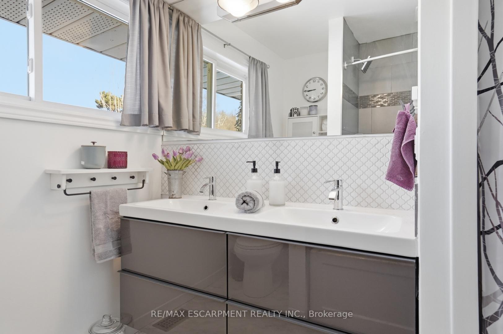 Photo 21 of 81 Thomson Drive, Hamilton, Waterdown — HOMEH