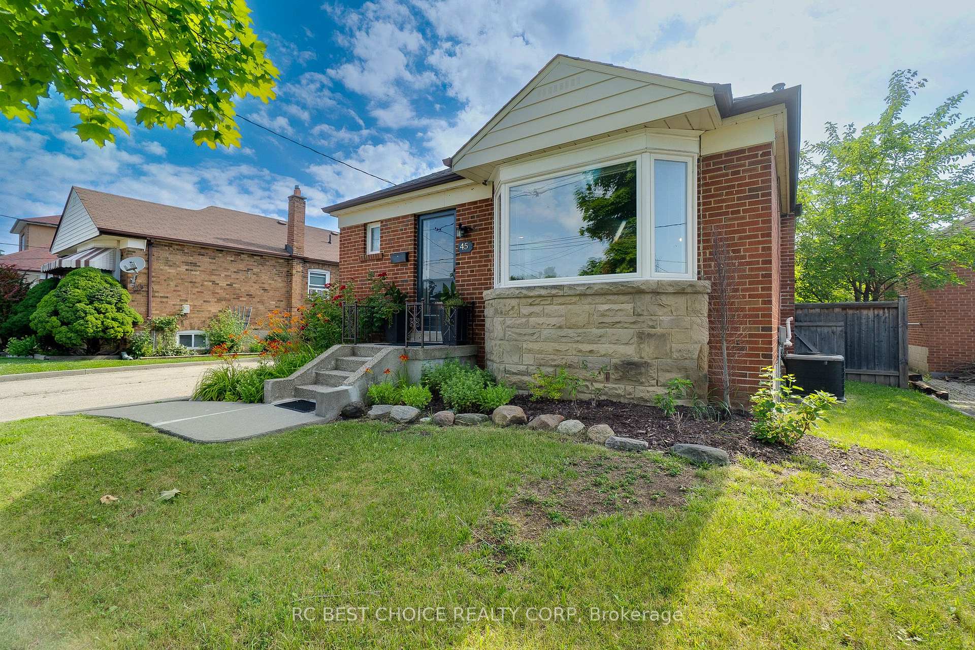 Photo 4 of Unit Main, 45 Mayall Avenue, North York, Downsview-Roding-CFB — HOMEH