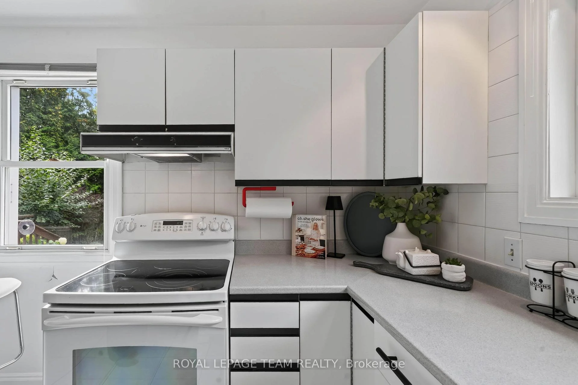 Photo 24 of 12 Lenore Place, Ottawa, Kingsview Park — HOMEH