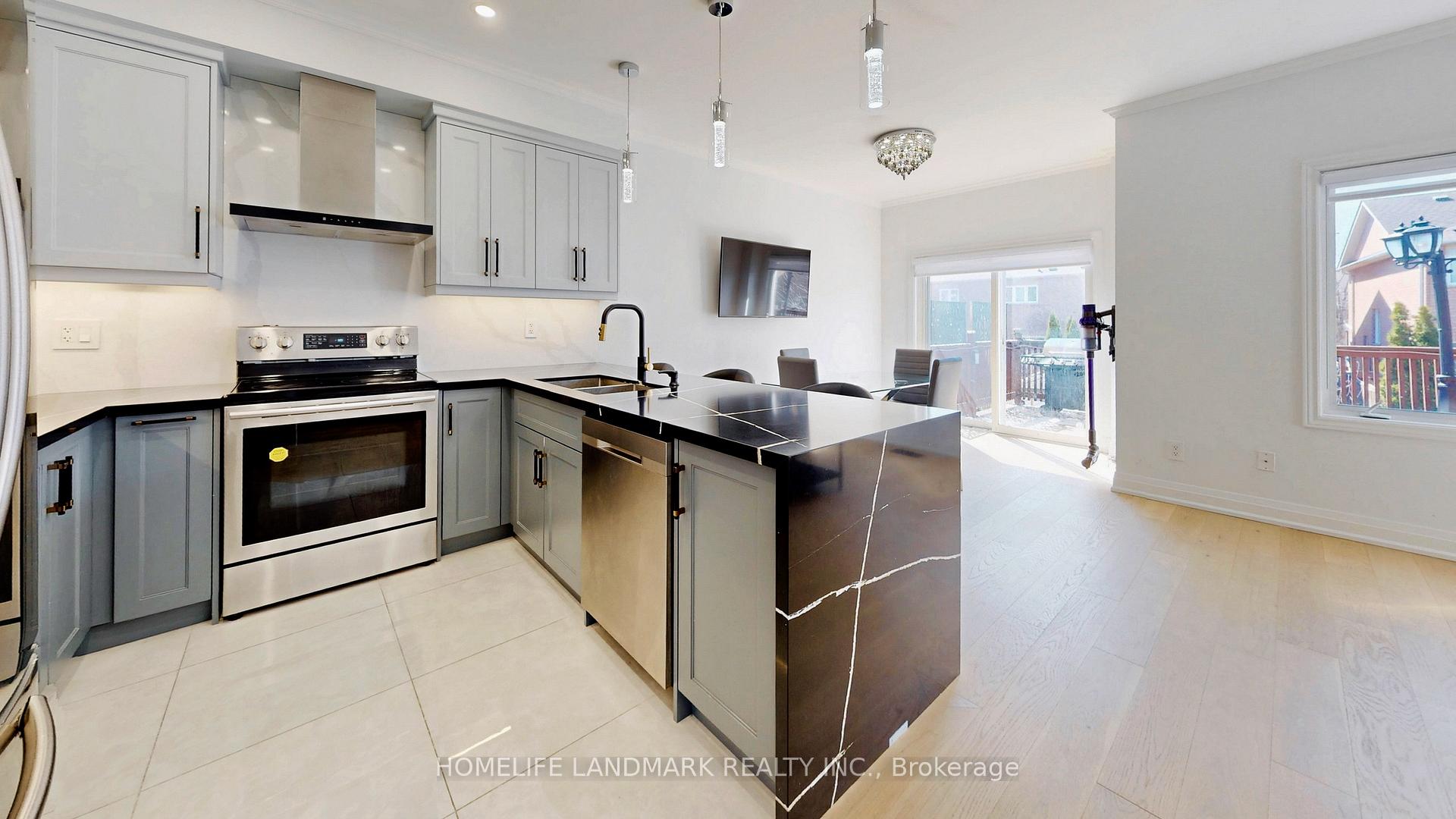 Photo 2 of 32 Arco Circle, Vaughan, Maple — HOMEH