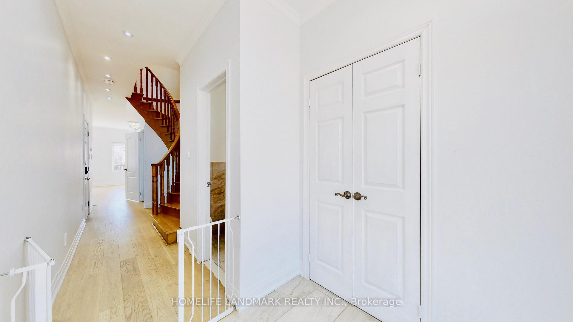 Photo 5 of 32 Arco Circle, Vaughan, Maple — HOMEH