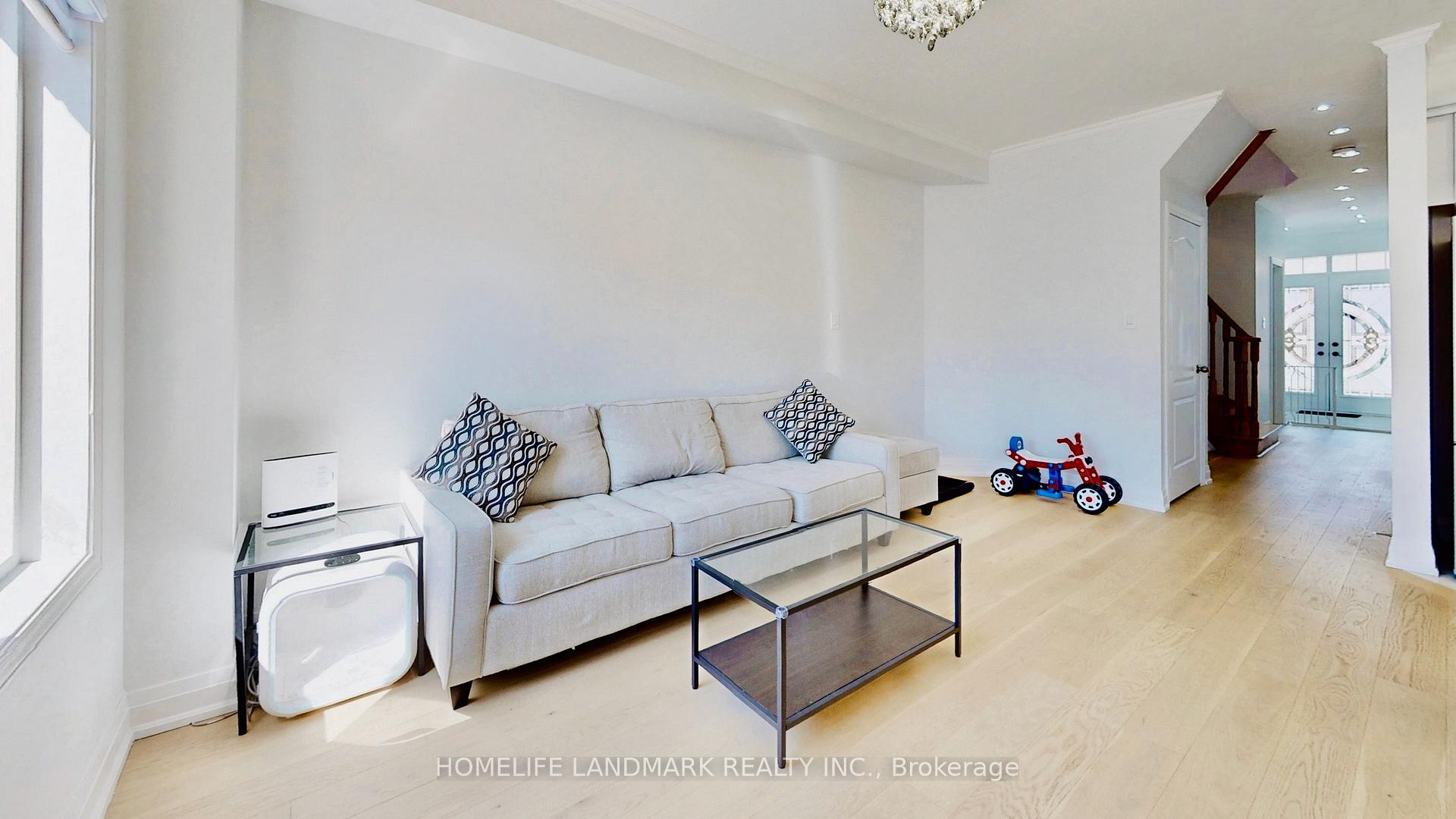Photo 6 of 32 Arco Circle, Vaughan, Maple — HOMEH