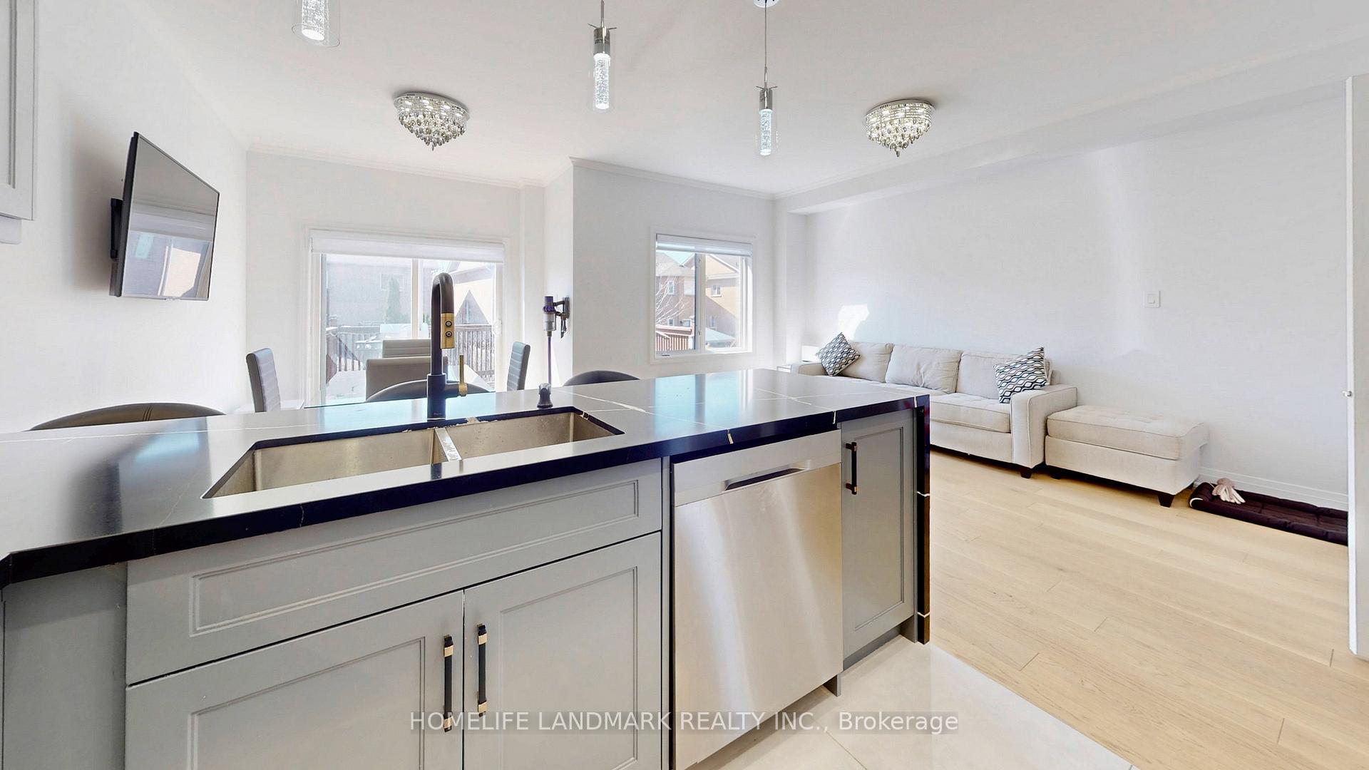 Photo 10 of 32 Arco Circle, Vaughan, Maple — HOMEH