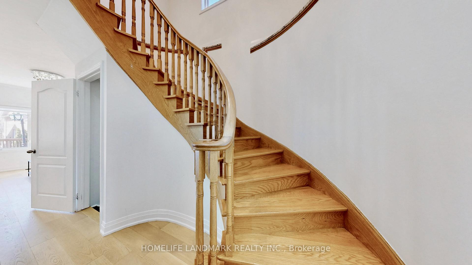 Photo 12 of 32 Arco Circle, Vaughan, Maple — HOMEH