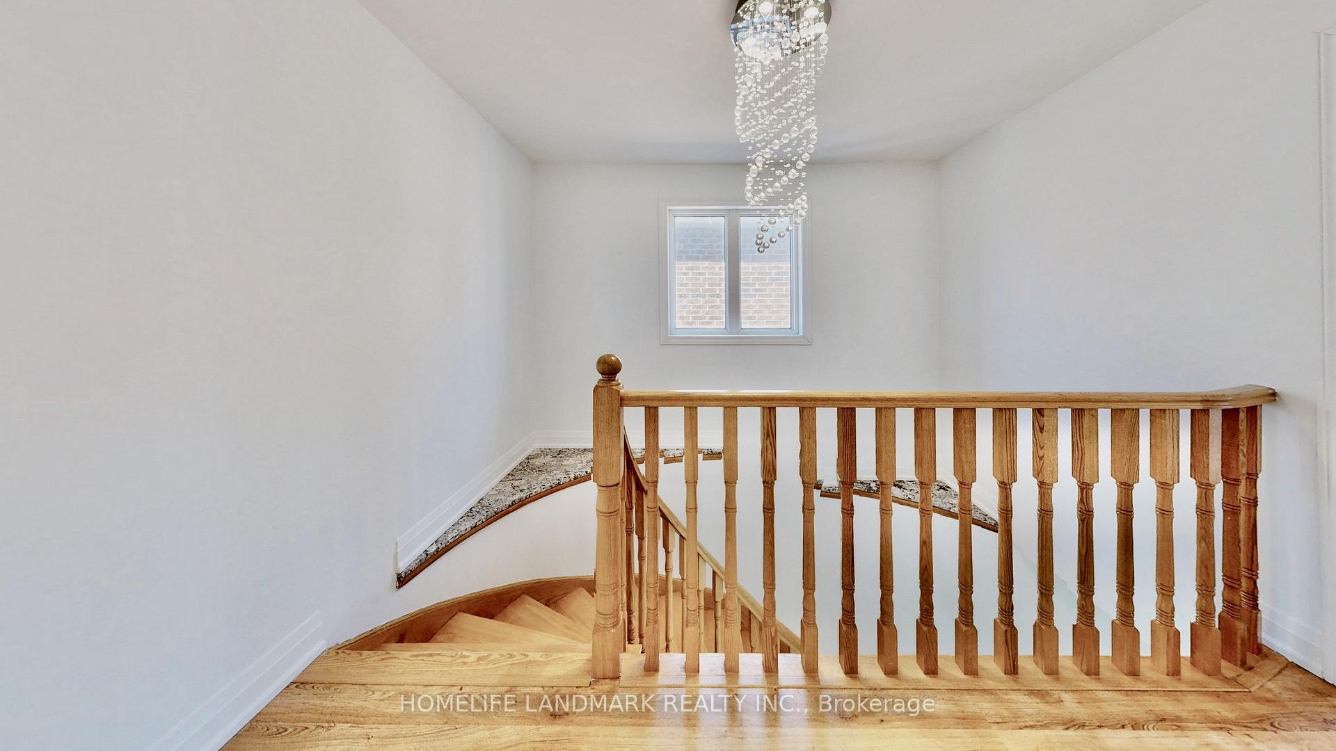 Photo 13 of 32 Arco Circle, Vaughan, Maple — HOMEH