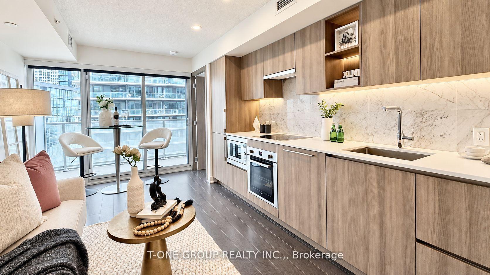 Photo 3 of 19 Bathurst Street, Toronto, Waterfront Communities — HOMEH