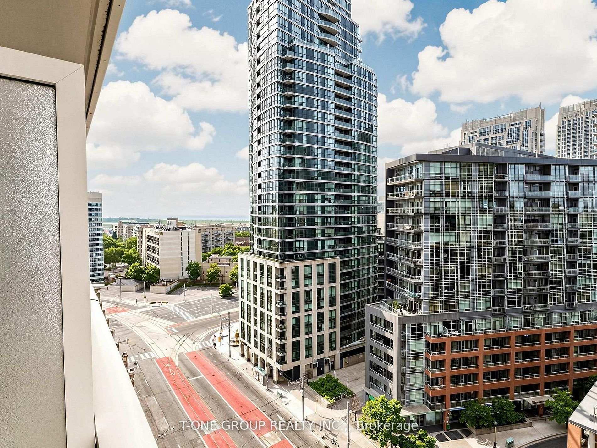 Photo 15 of 19 Bathurst Street, Toronto, Waterfront Communities — HOMEH
