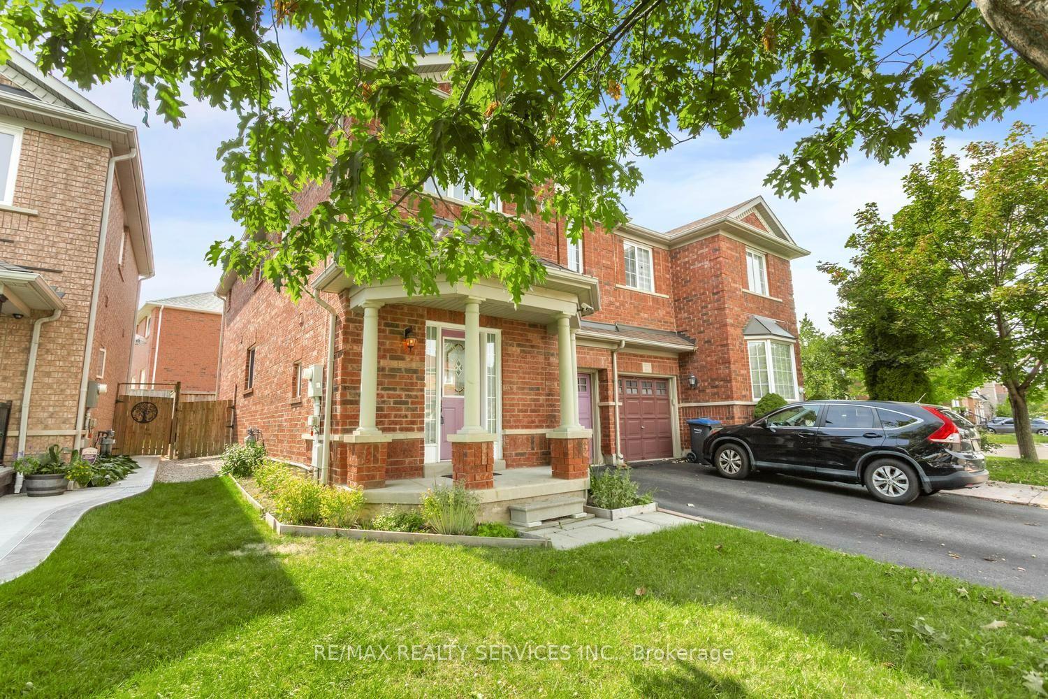 Photo 3 of 4 Farthingale Crescent, Brampton, Fletcher's Meadow — HOMEH