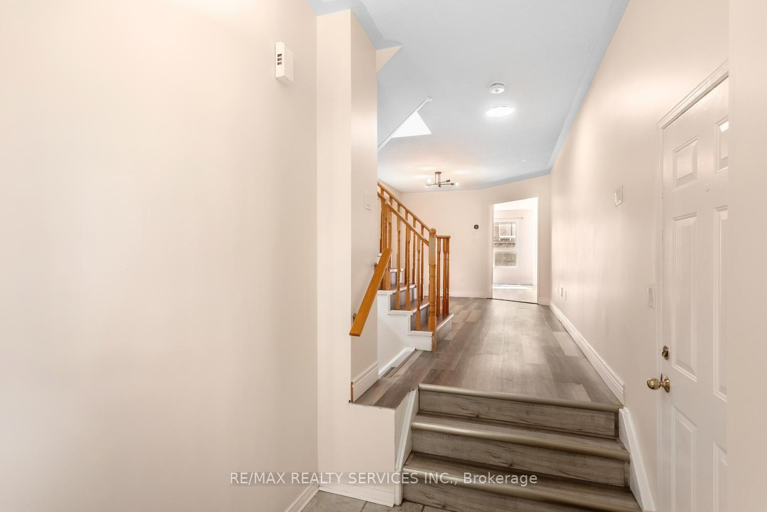 Photo 5 of 4 Farthingale Crescent, Brampton, Fletcher's Meadow — HOMEH