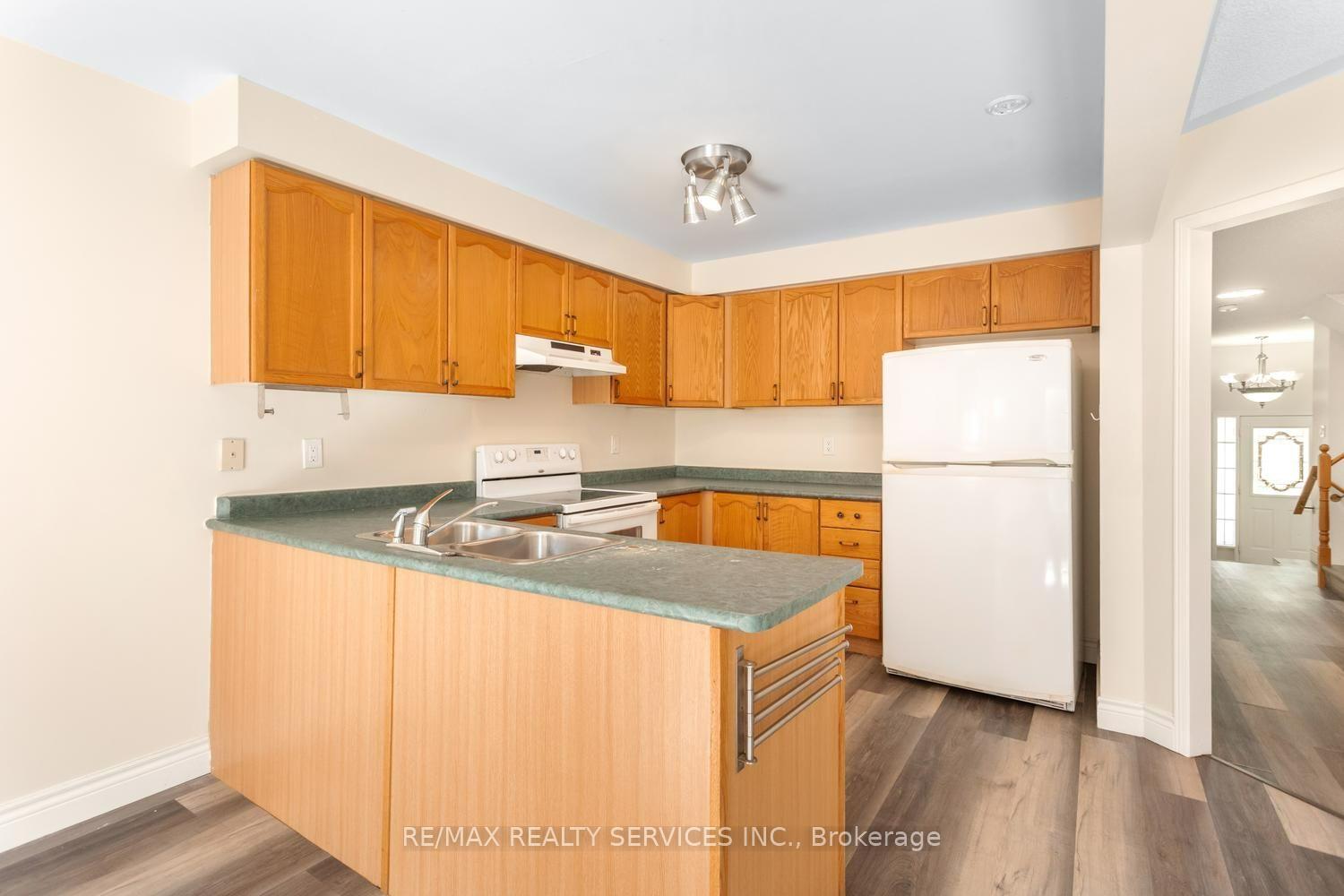 Photo 7 of 4 Farthingale Crescent, Brampton, Fletcher's Meadow — HOMEH