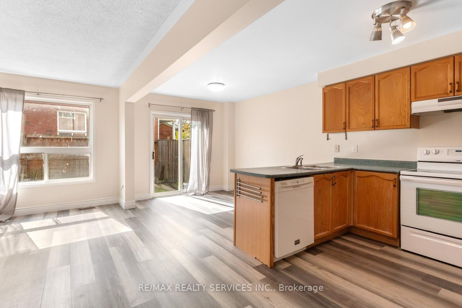 Photo 9 of 4 Farthingale Crescent, Brampton, Fletcher's Meadow — HOMEH