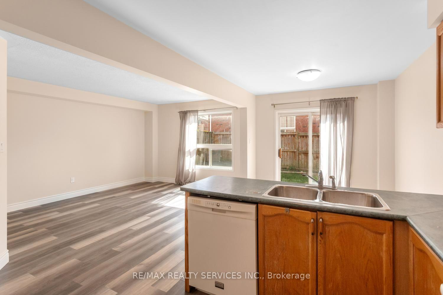 Photo 10 of 4 Farthingale Crescent, Brampton, Fletcher's Meadow — HOMEH