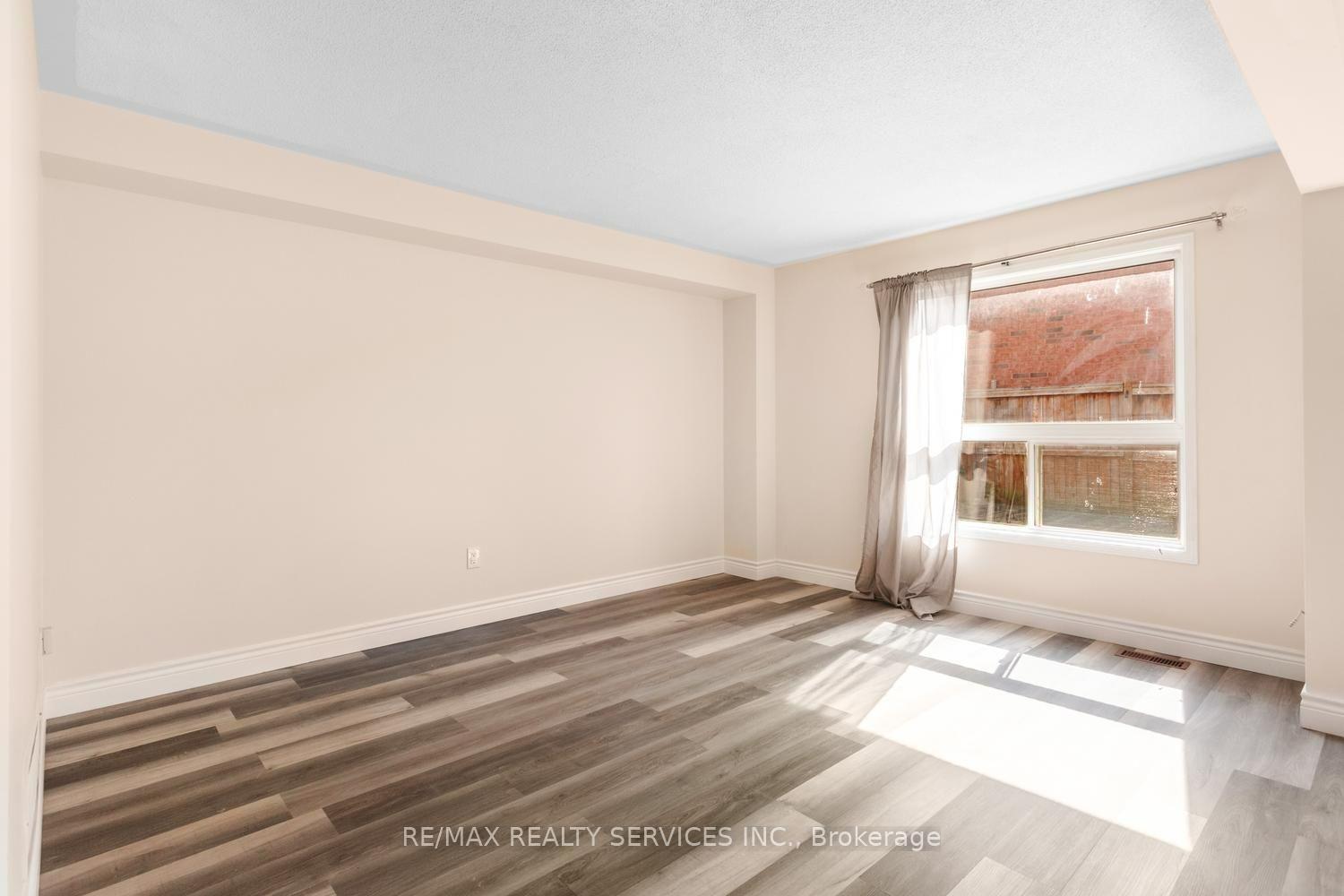 Photo 11 of 4 Farthingale Crescent, Brampton, Fletcher's Meadow — HOMEH