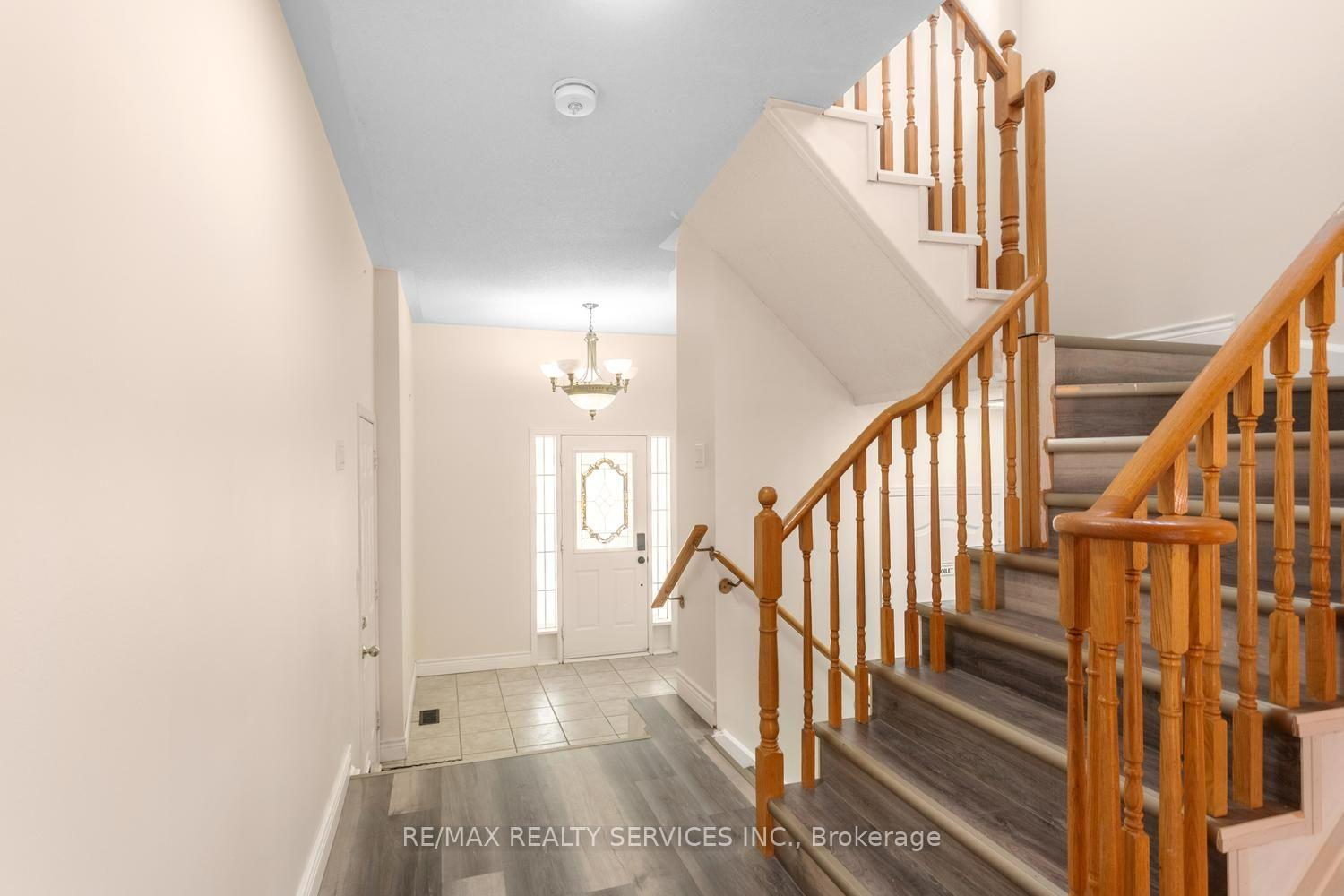 Photo 12 of 4 Farthingale Crescent, Brampton, Fletcher's Meadow — HOMEH