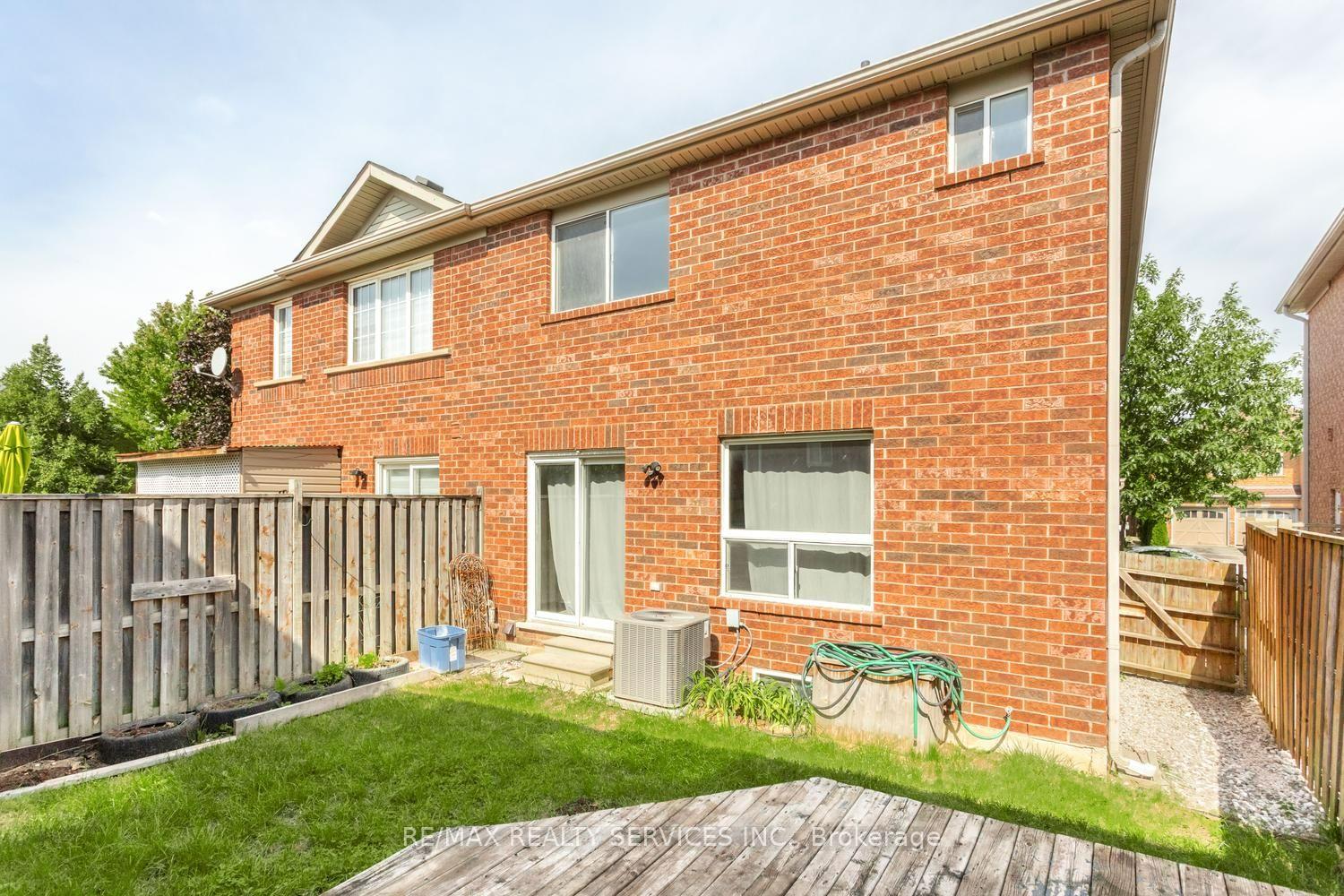 Photo 35 of 4 Farthingale Crescent, Brampton, Fletcher's Meadow — HOMEH