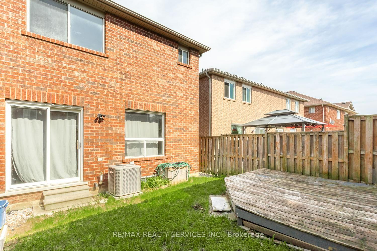 Photo 36 of 4 Farthingale Crescent, Brampton, Fletcher's Meadow — HOMEH