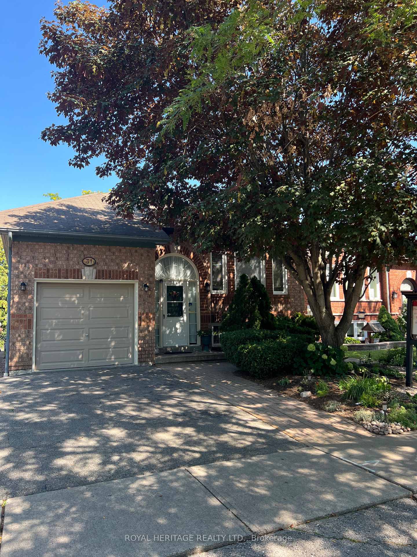 Photo 2 of 31 Thames Drive N, Whitby, Rolling Acres — HOMEH
