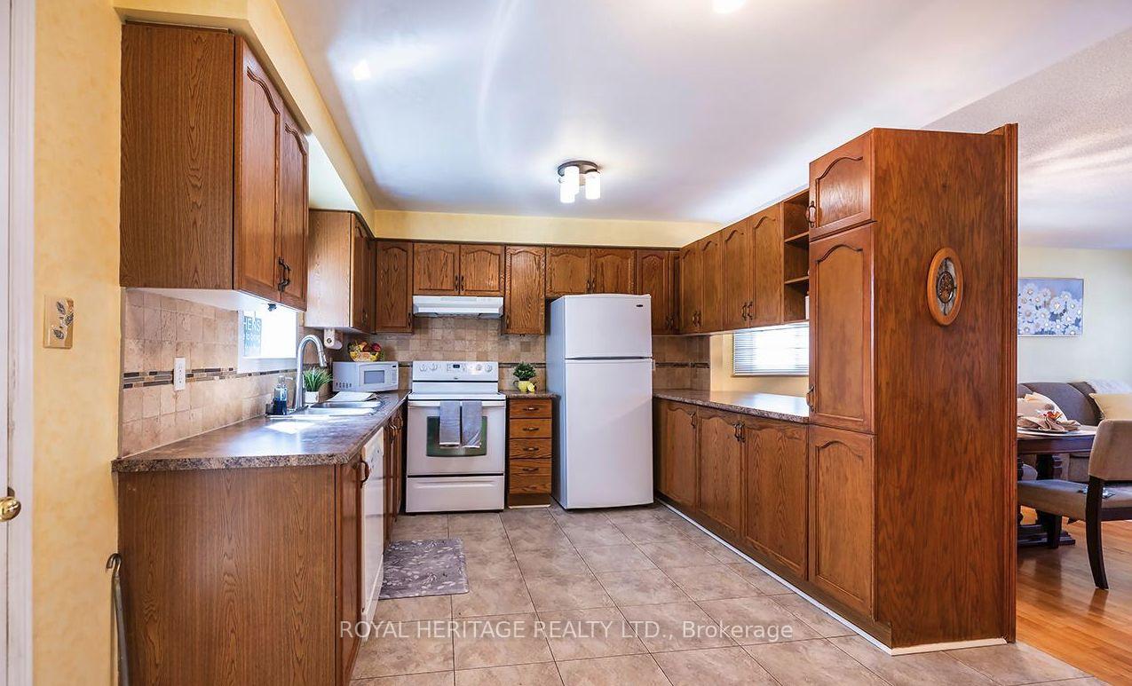 Photo 12 of 31 Thames Drive N, Whitby, Rolling Acres — HOMEH