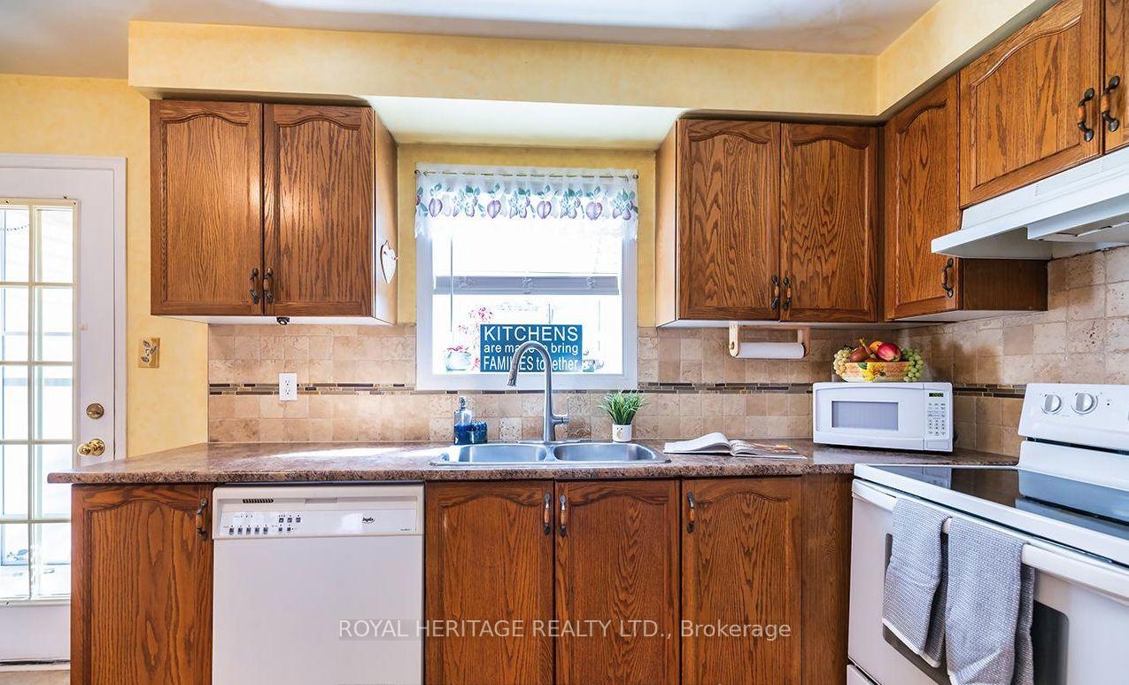 Photo 13 of 31 Thames Drive N, Whitby, Rolling Acres — HOMEH