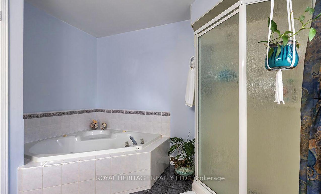 Photo 17 of 31 Thames Drive N, Whitby, Rolling Acres — HOMEH