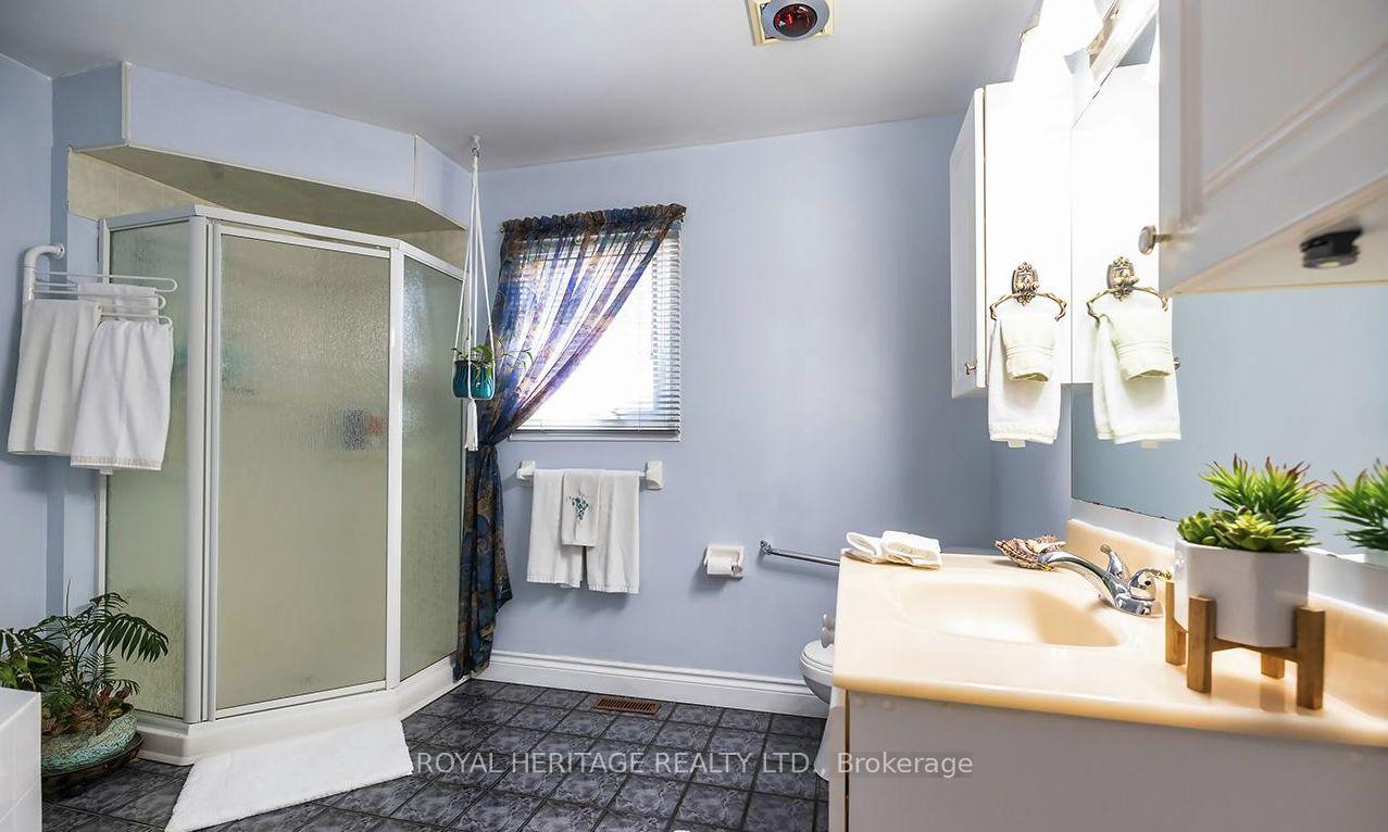 Photo 18 of 31 Thames Drive N, Whitby, Rolling Acres — HOMEH