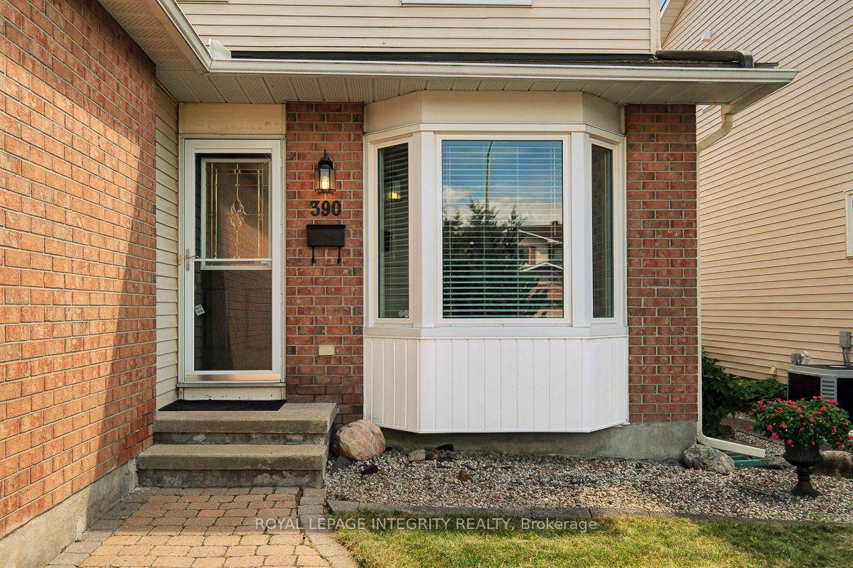 Photo 3 of 390 Oaklawn Crescent, Ottawa, Fallingbrook/Gardenway South — HOMEH