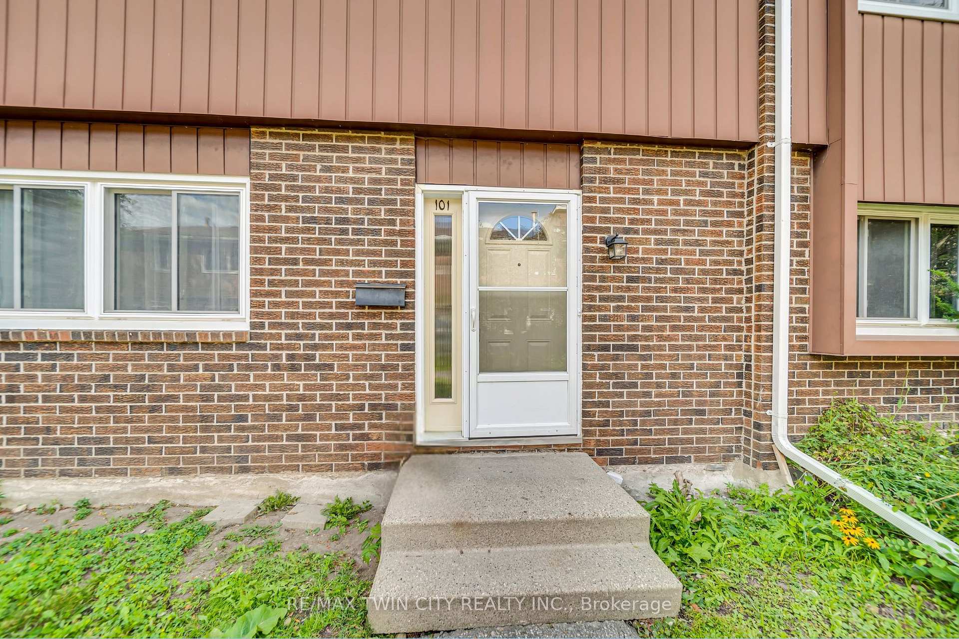Photo 2 of Unit 101, 121 University Avenue E, Waterloo, Lincoln Heights — HOMEH