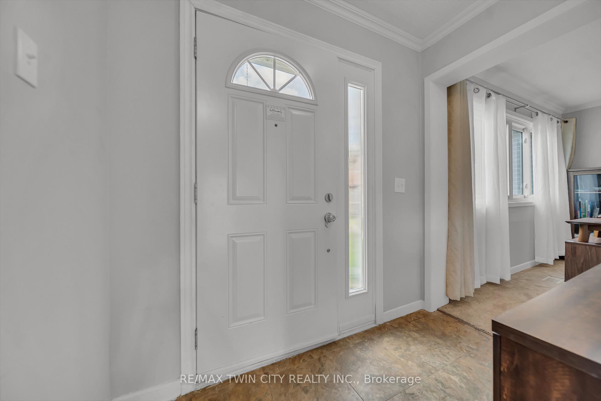 Photo 4 of Unit 101, 121 University Avenue E, Waterloo, Lincoln Heights — HOMEH