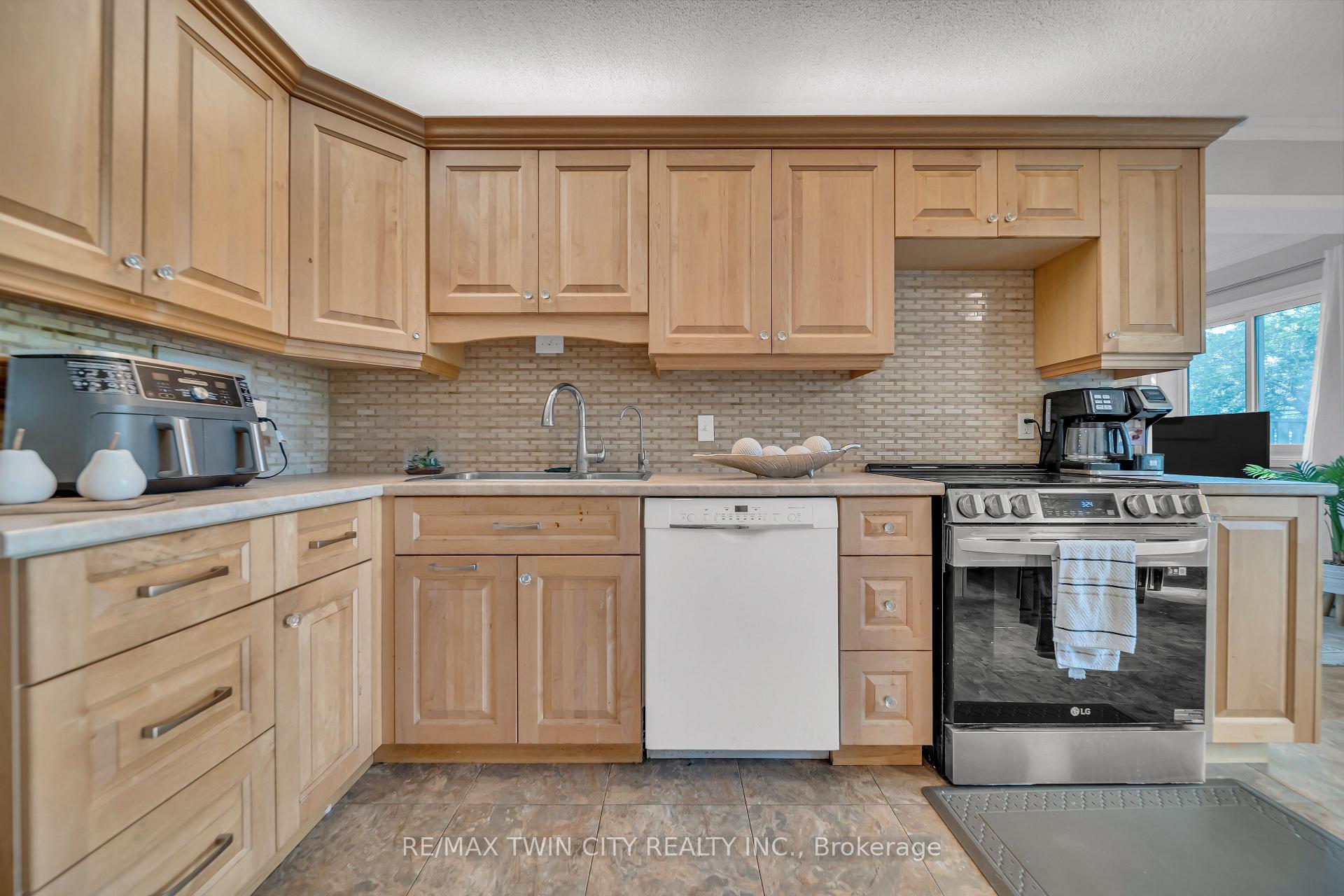 Photo 10 of Unit 101, 121 University Avenue E, Waterloo, Lincoln Heights — HOMEH