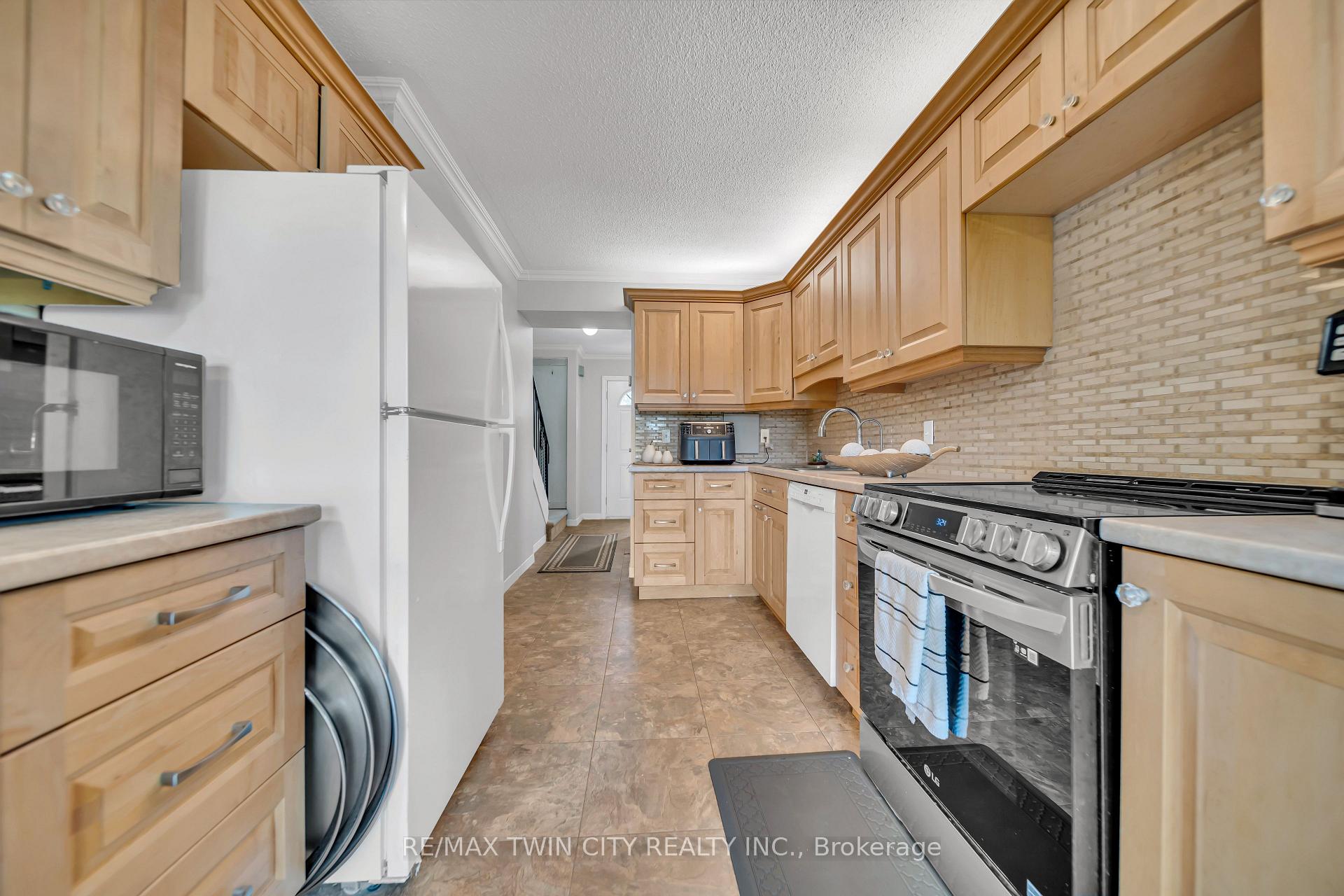 Photo 11 of Unit 101, 121 University Avenue E, Waterloo, Lincoln Heights — HOMEH