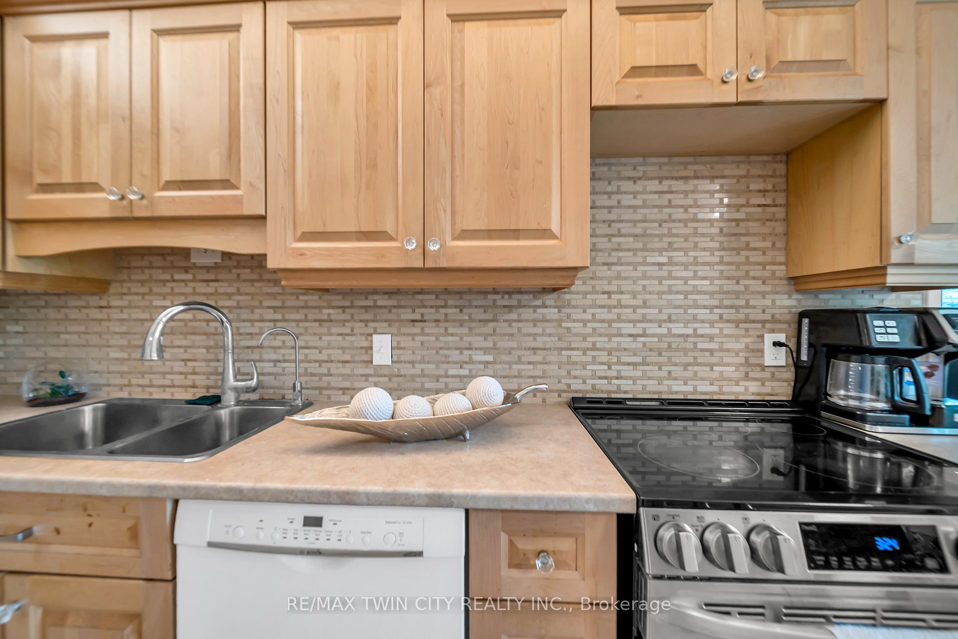 Photo 12 of Unit 101, 121 University Avenue E, Waterloo, Lincoln Heights — HOMEH