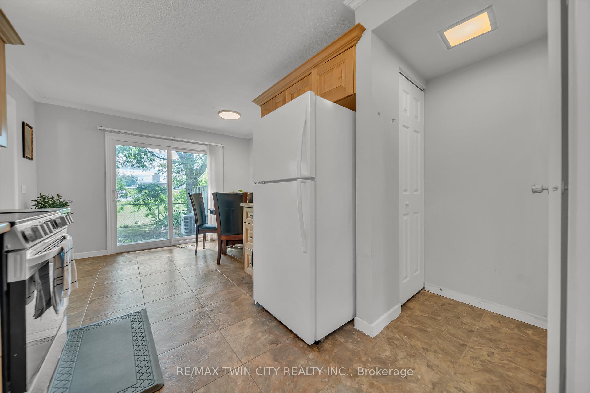 Photo 13 of Unit 101, 121 University Avenue E, Waterloo, Lincoln Heights — HOMEH