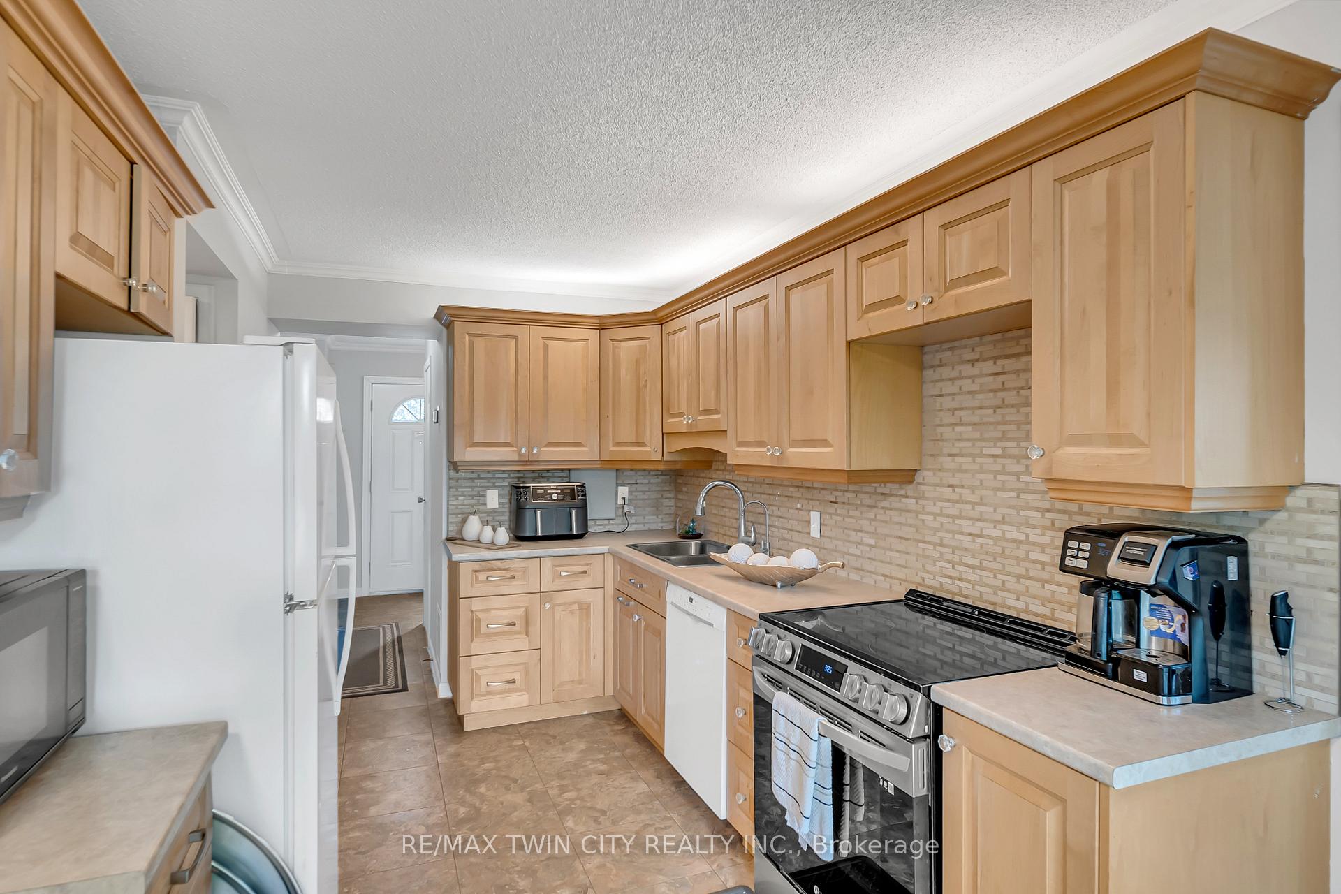 Photo 14 of Unit 101, 121 University Avenue E, Waterloo, Lincoln Heights — HOMEH