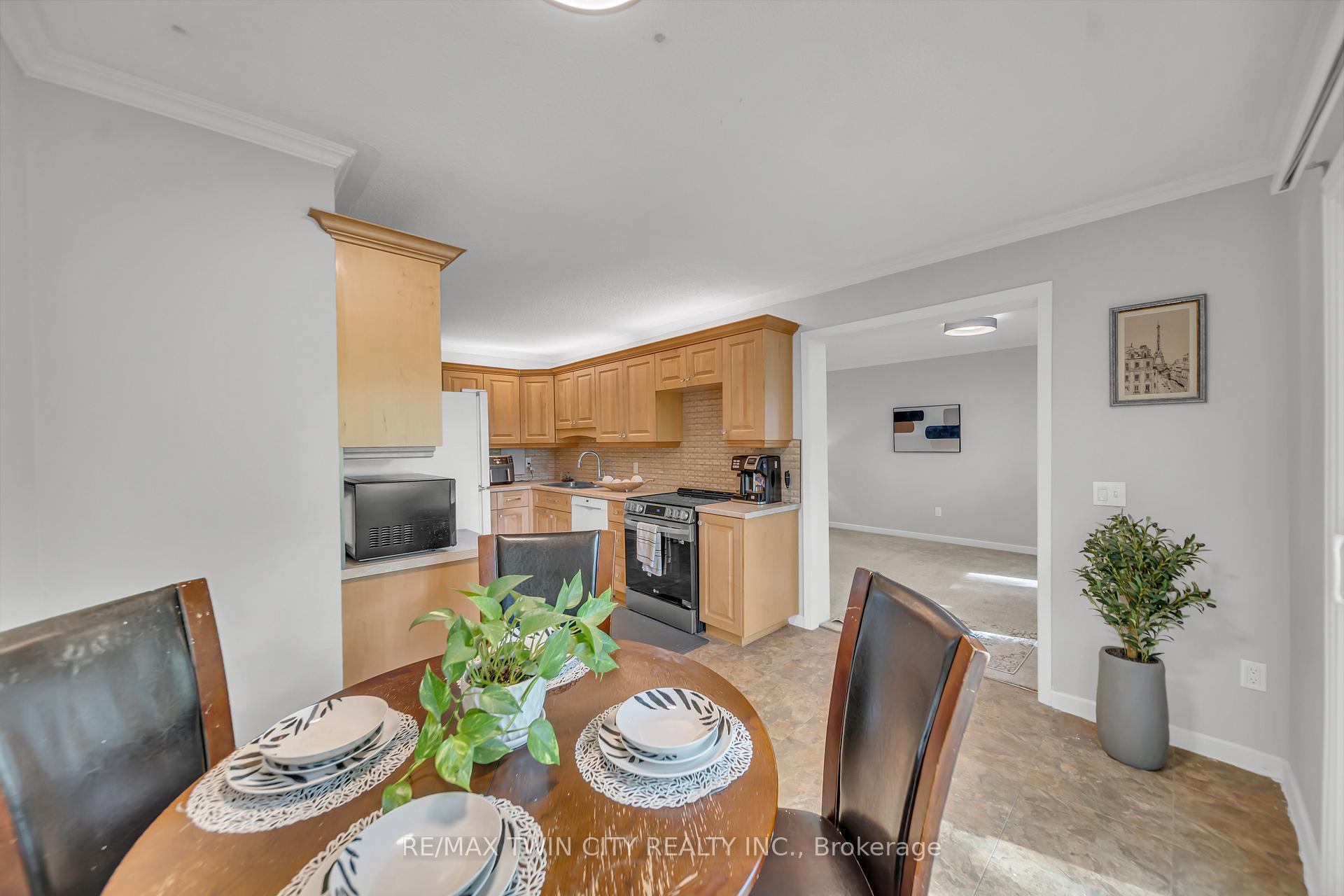 Photo 16 of Unit 101, 121 University Avenue E, Waterloo, Lincoln Heights — HOMEH