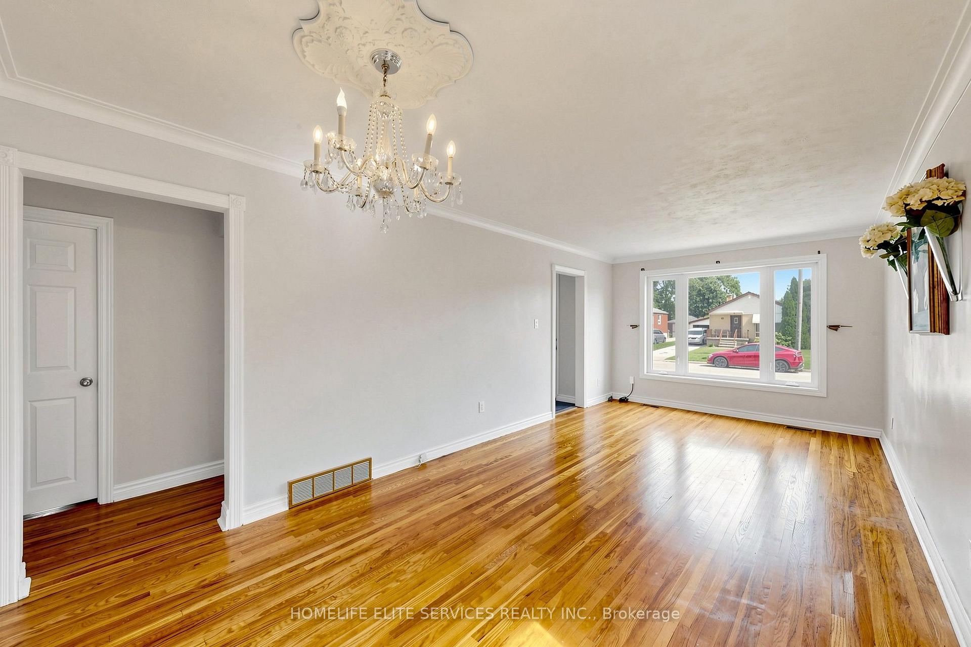 Photo 3 of 48 Frey Crescent, Scarborough, Wexford-Maryvale — HOMEH