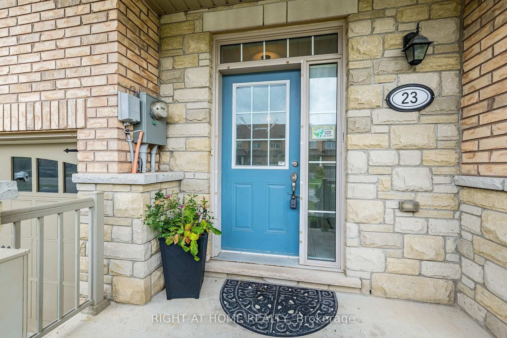 Photo 5 of 23 Coastline Drive, Brampton, Bram West — HOMEH
